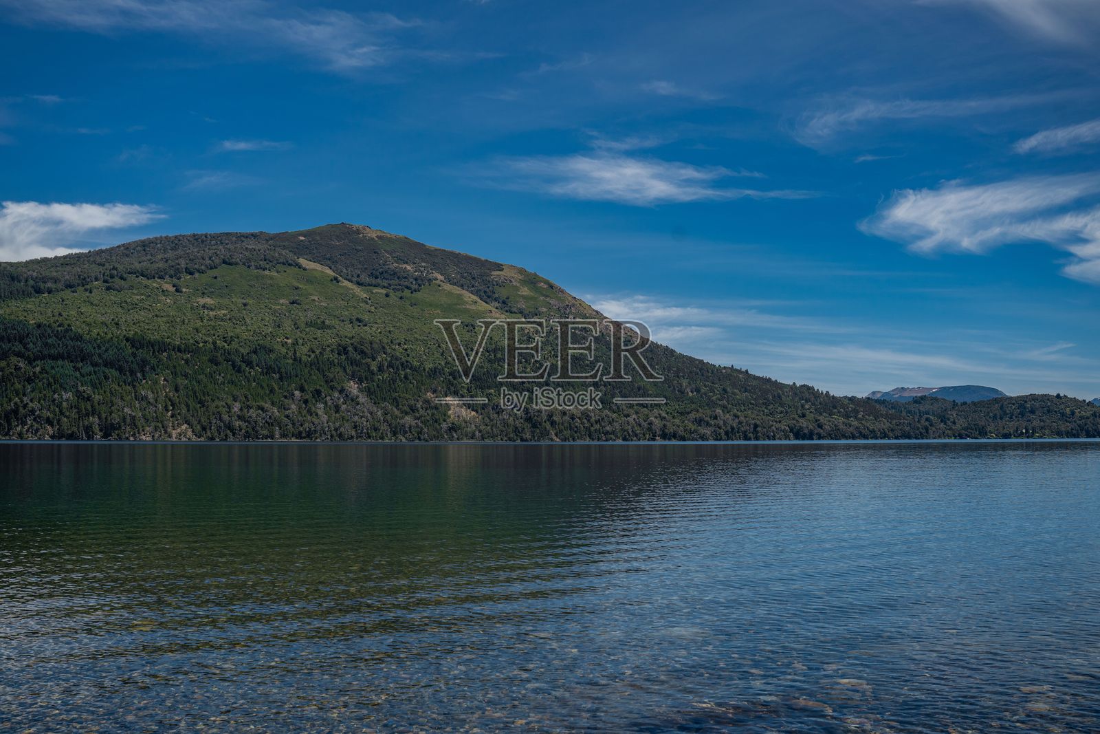 宁静的巴塔哥尼亚湖泊与郁郁葱葱的山脉照片摄影图片