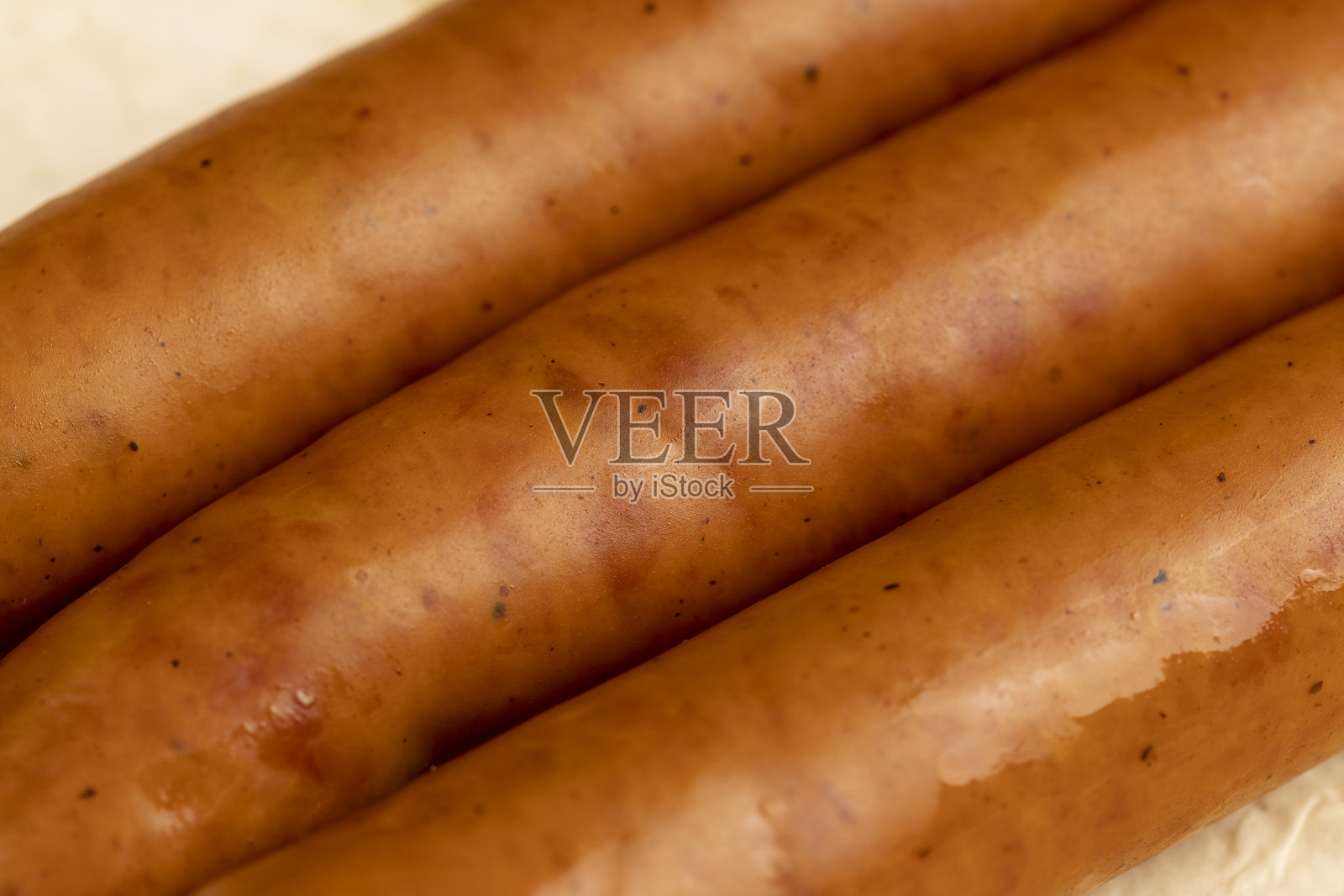 小麦玉米饼上的炸猪肉香肠照片摄影图片