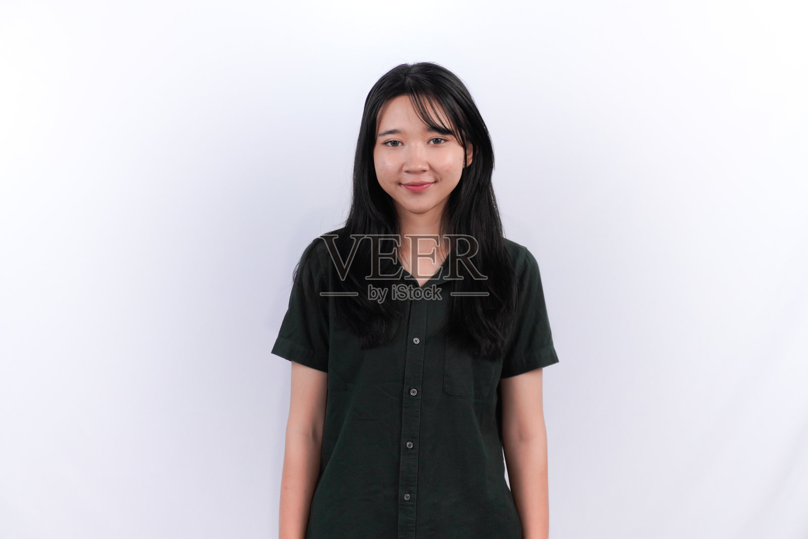 穿着黑色连衣裙的印尼亚洲女性笔直站立照片摄影图片