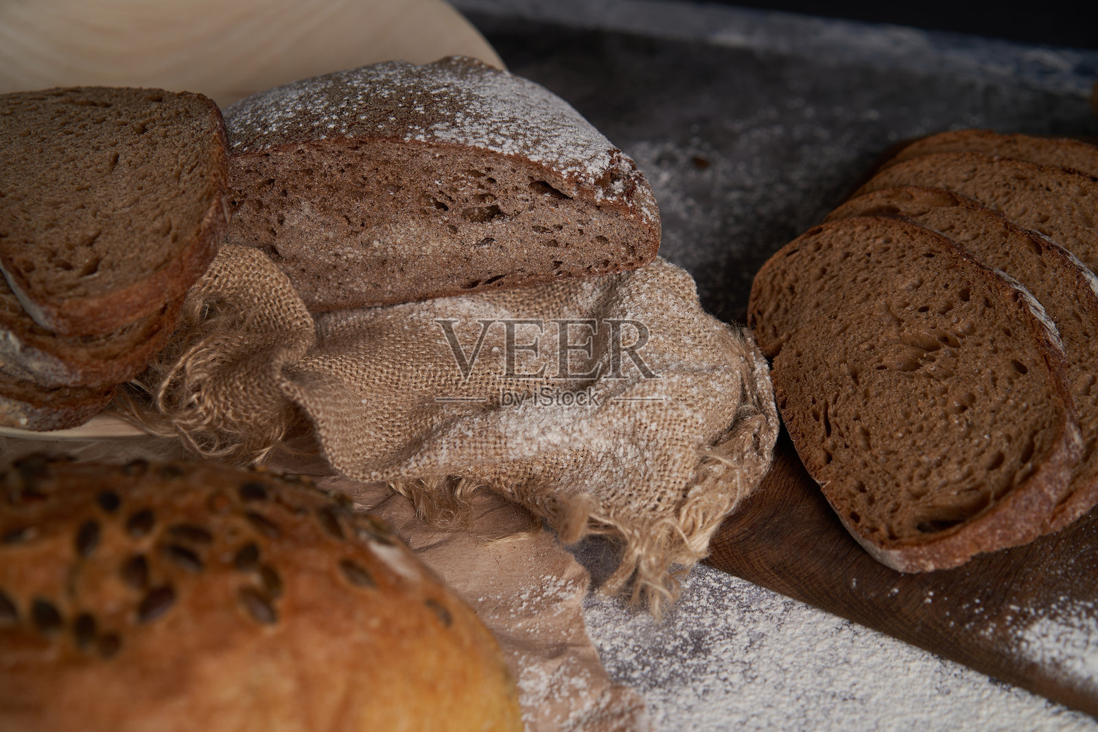 桌子上的黑麦面包和小麦面包。照片摄影图片