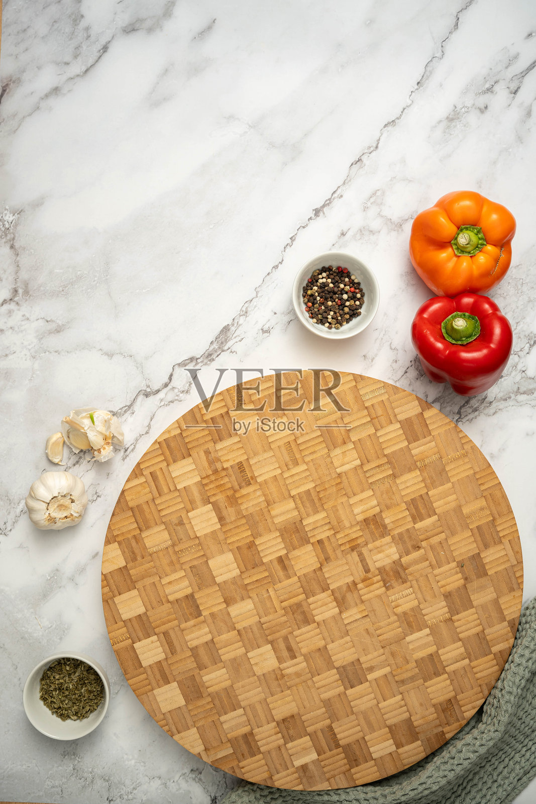 大理石台面上的木质切菜板照片摄影图片