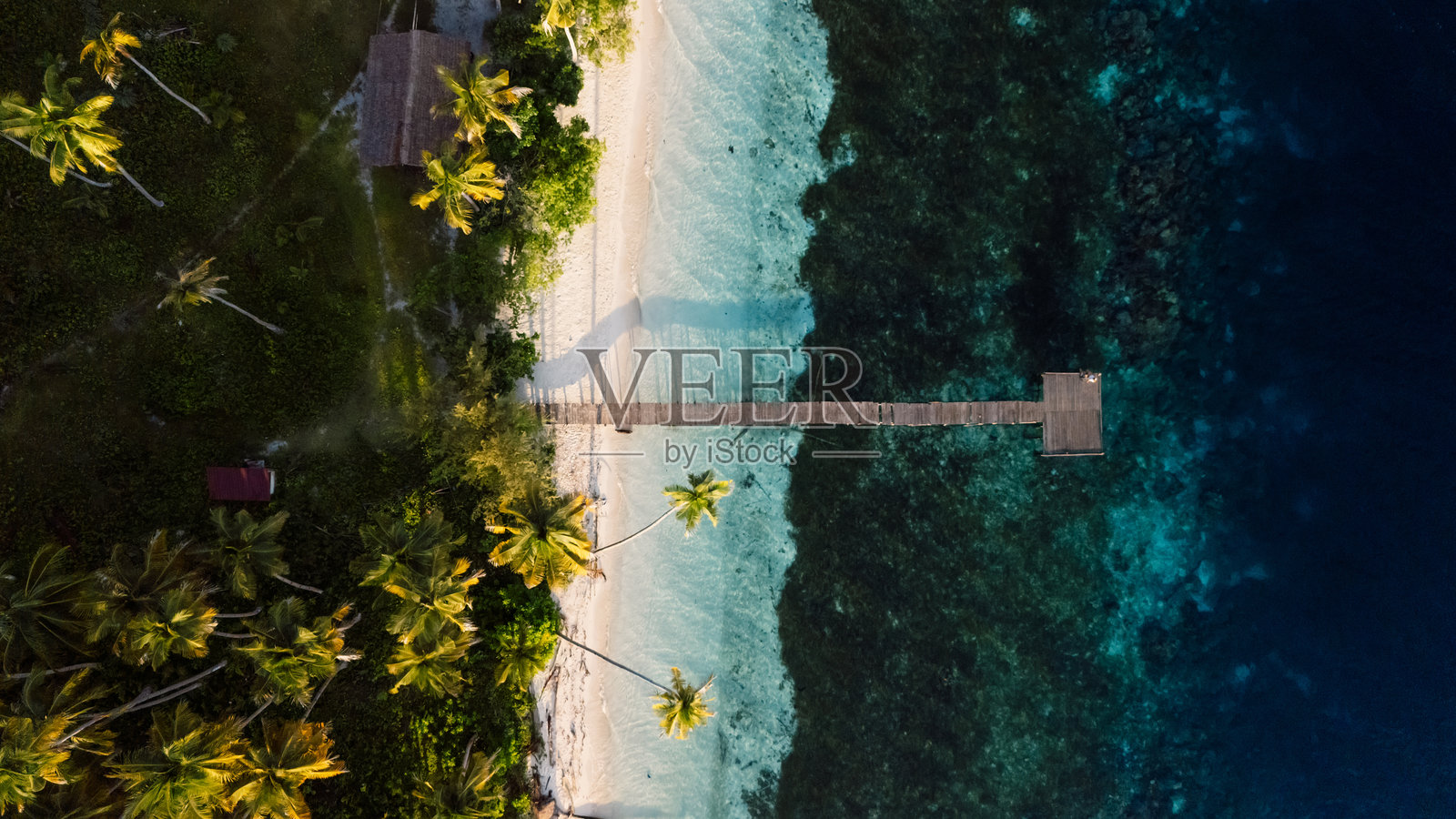 热带海滩与码头和透明的海洋。印度尼西亚的旅行目的地,航拍视角照片摄影图片