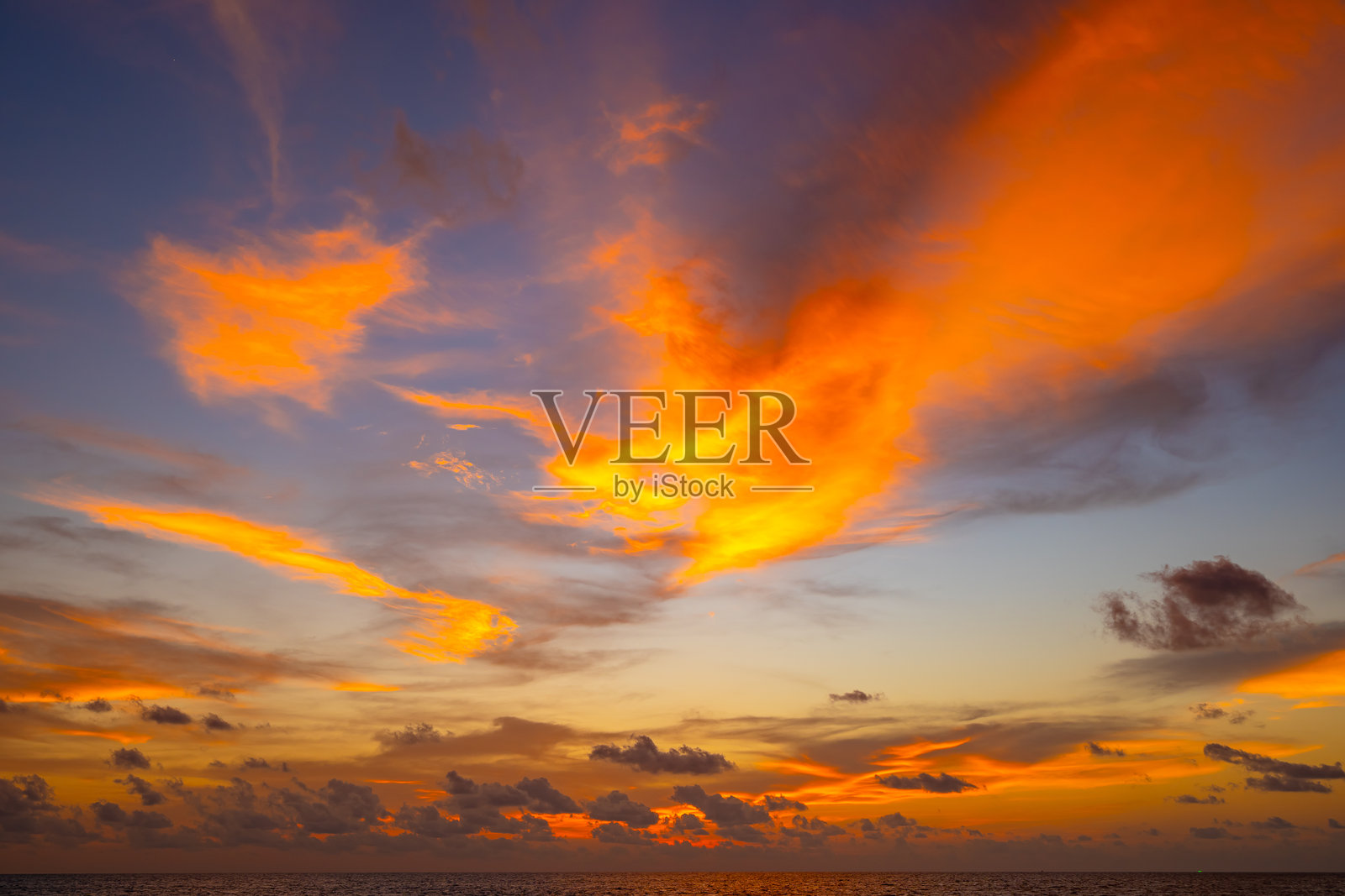 日落或日出时分,五彩斑斓的云彩在海面上空的天空中,映照在热带海洋中的美丽海景,令人惊叹的自然光辉,壮丽的自然风光背景。照片摄影图片