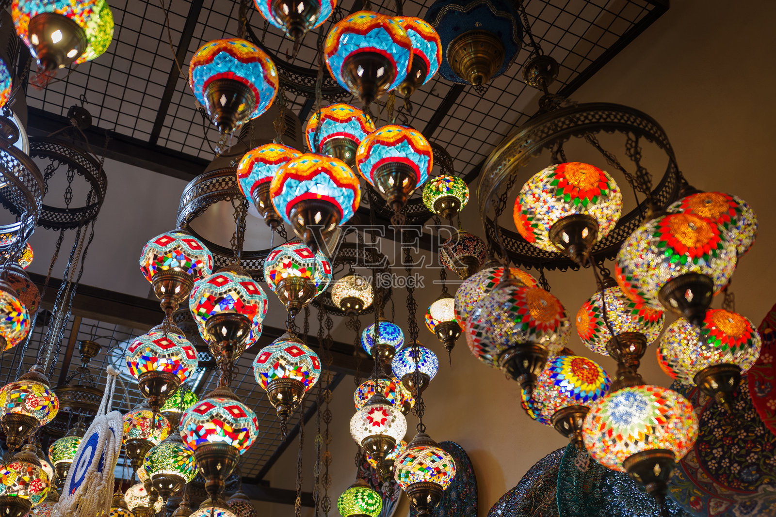 五彩斑斓的土耳其马赛克灯,伊斯坦布尔大巴扎,土耳其照片摄影图片