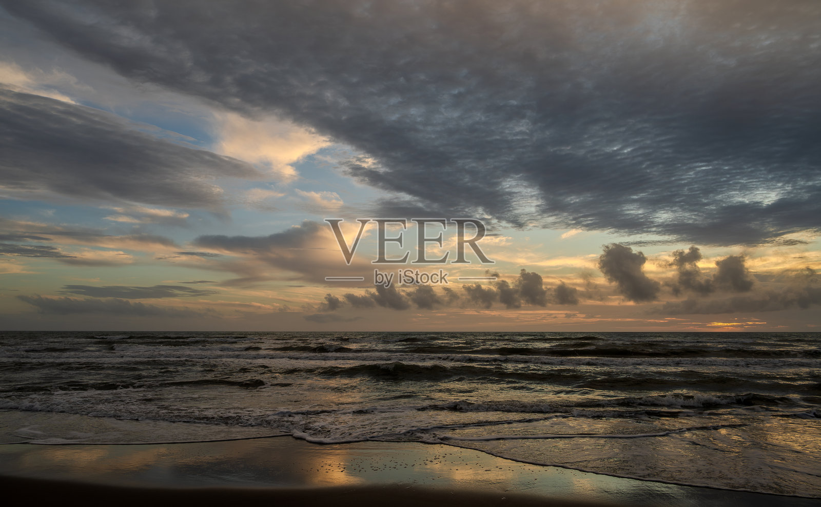 提尔雷尼亚海。秋季日落照片摄影图片