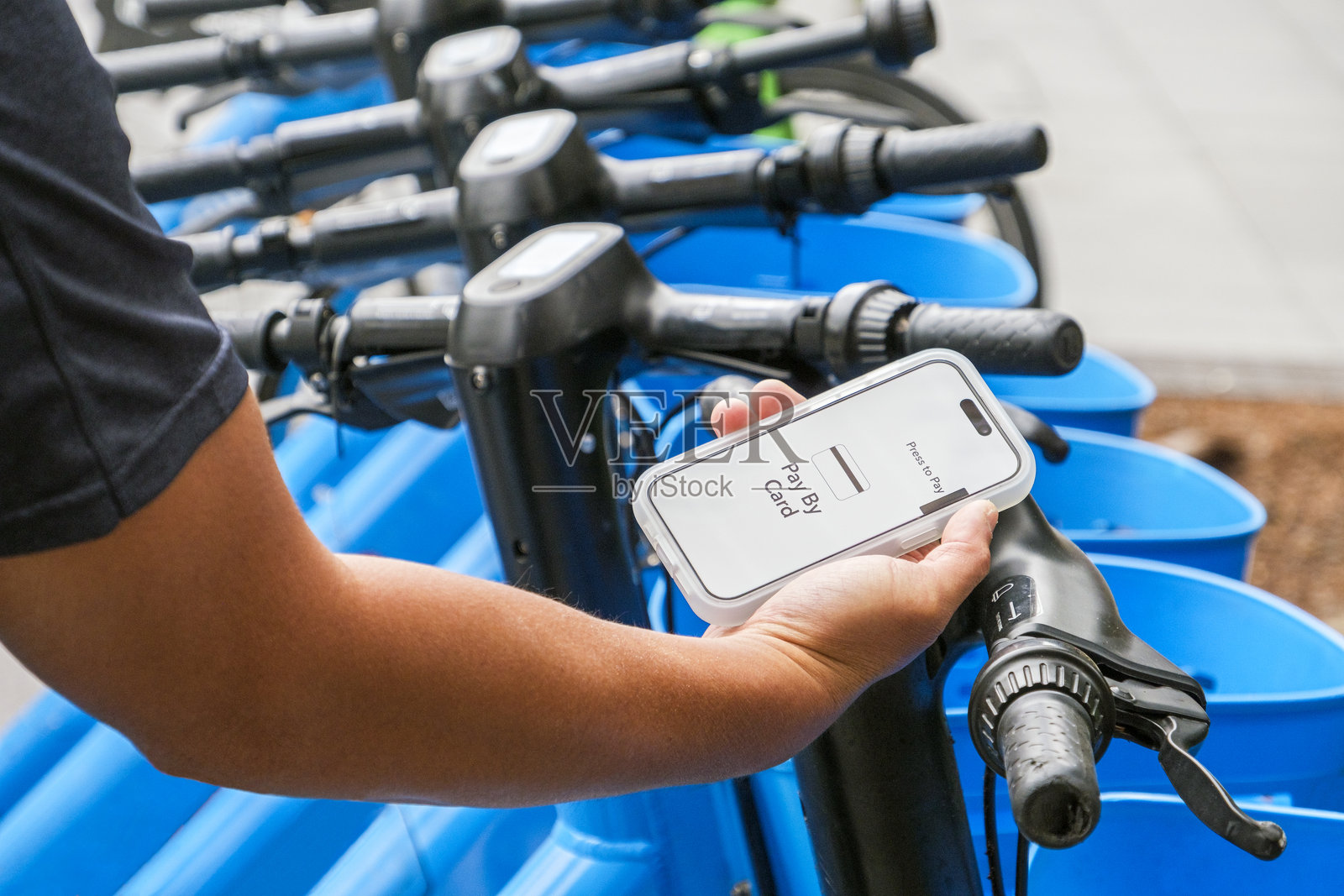 使用智能手机支付电动自行车租赁费用照片摄影图片