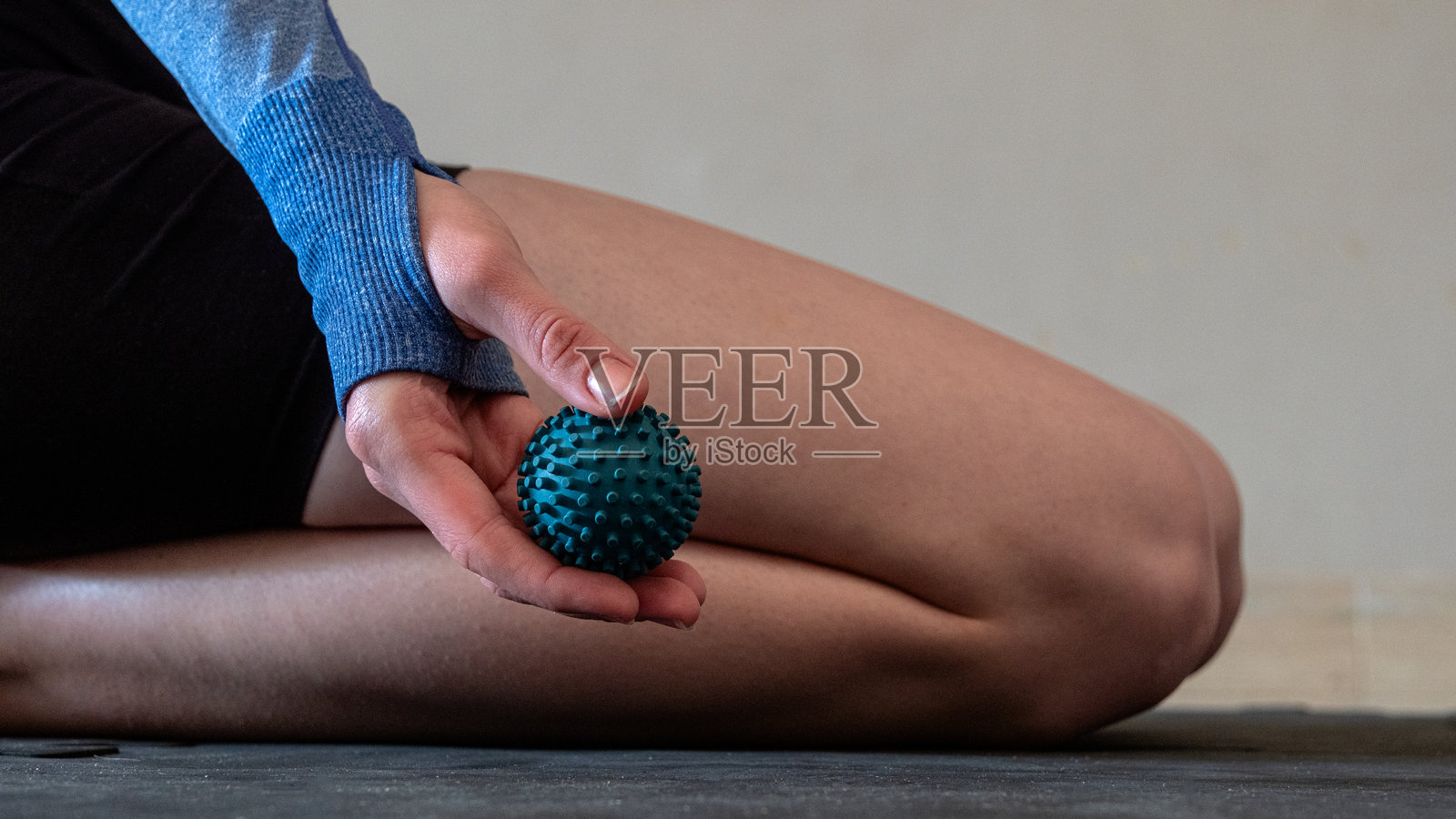 蓝色尖刺橡胶按摩球,用于恢复按摩。MFR球用于康复和健康。运动器材。脚部和手部按摩。照片摄影图片