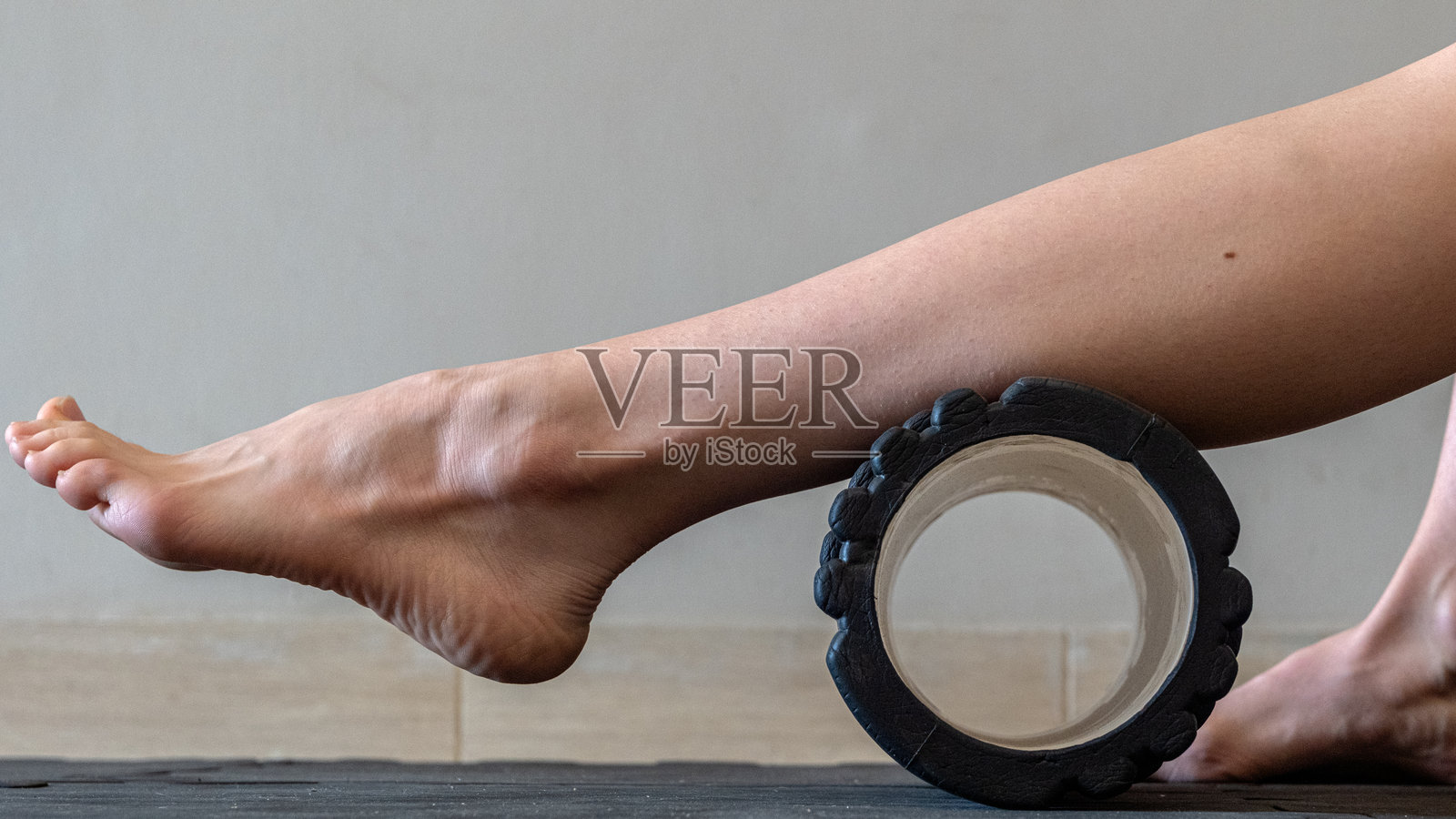 黑色MFR滚筒用于身体恢复按摩。MFR滚筒用于康复和健康。运动器材。照片摄影图片