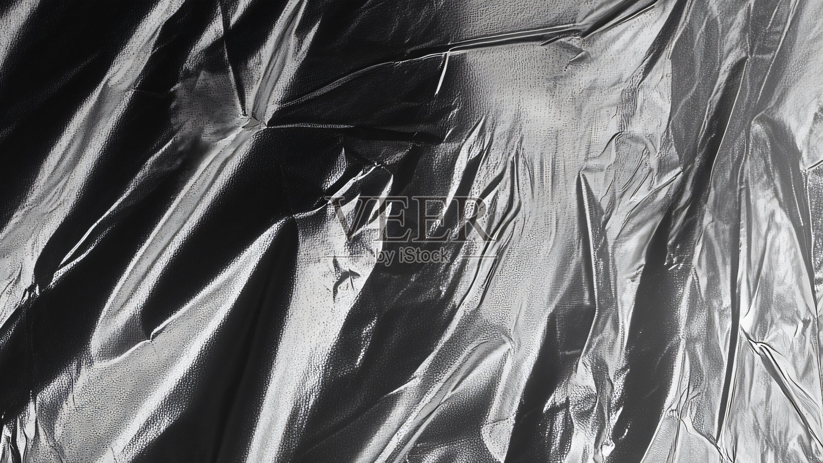 黑色透明塑料薄膜纹理叠加背景。用于海报设计和照片叠加效果的真实塑料。皱褶塑料表面图案,适用于图形设计素材和元素模型。照片摄影图片