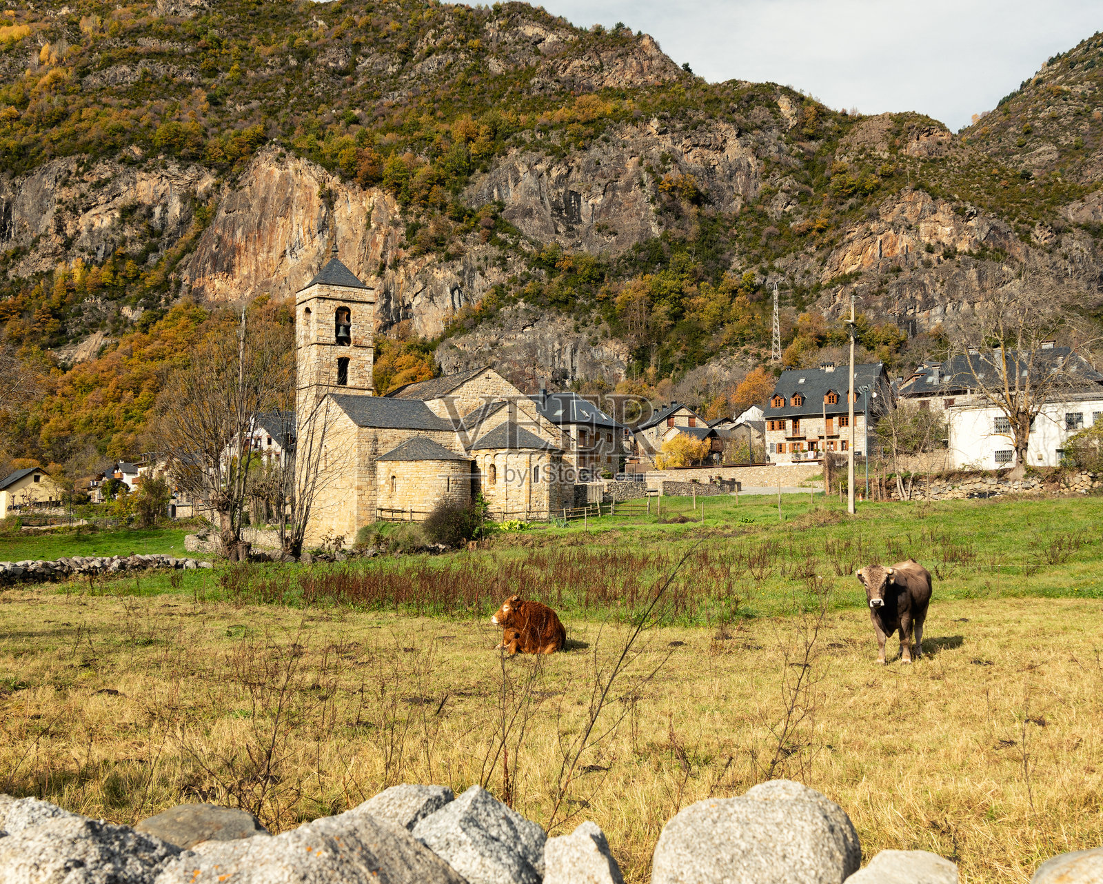 巴乌雷拉的圣费利乌罗曼式教堂,位于博伊谷的首府。照片摄影图片