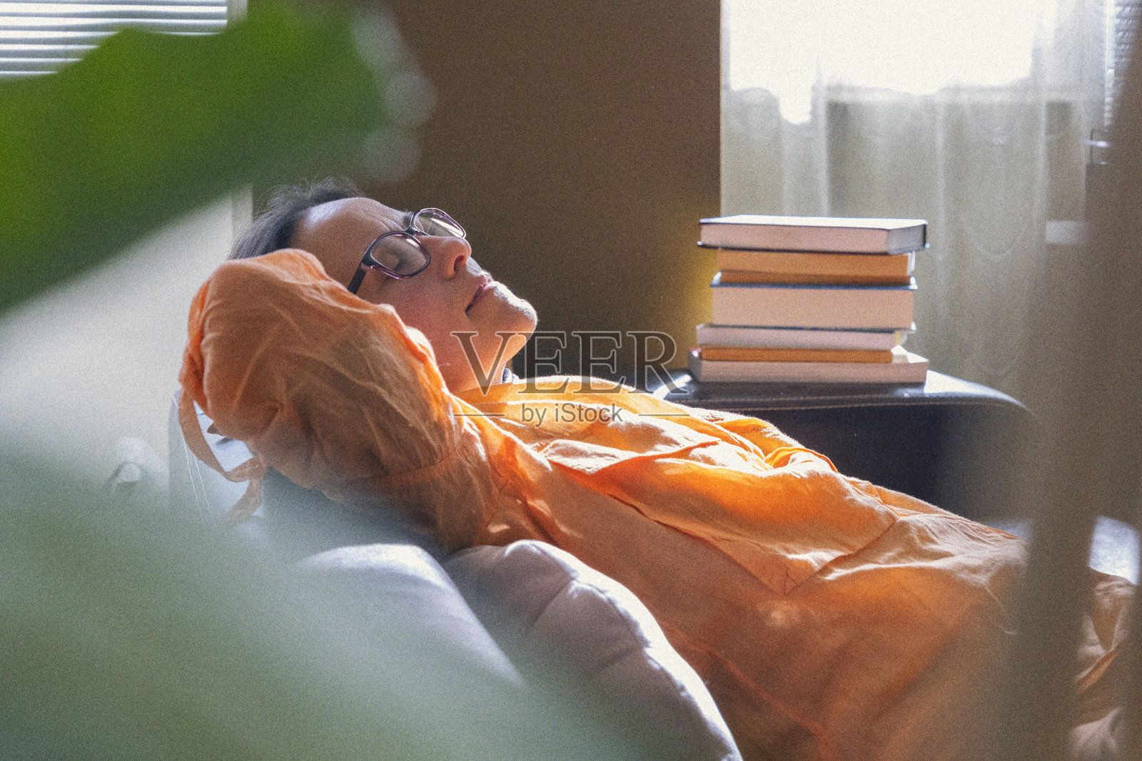 宁静时刻。年轻女性在家中沙发上放松。照片摄影图片