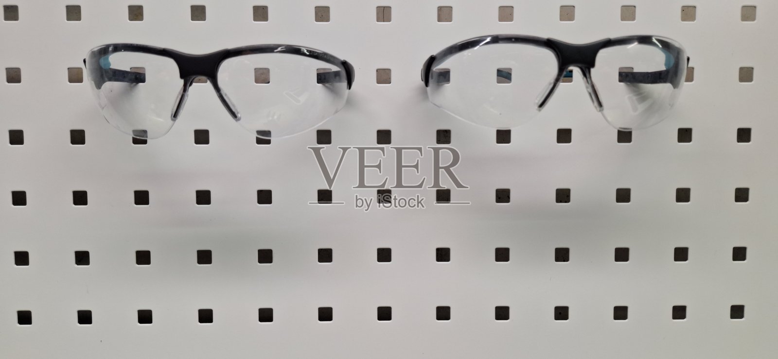 安全设备和工具在穿孔面板上,组织良好的工作场所配备安全装备和工具照片摄影图片