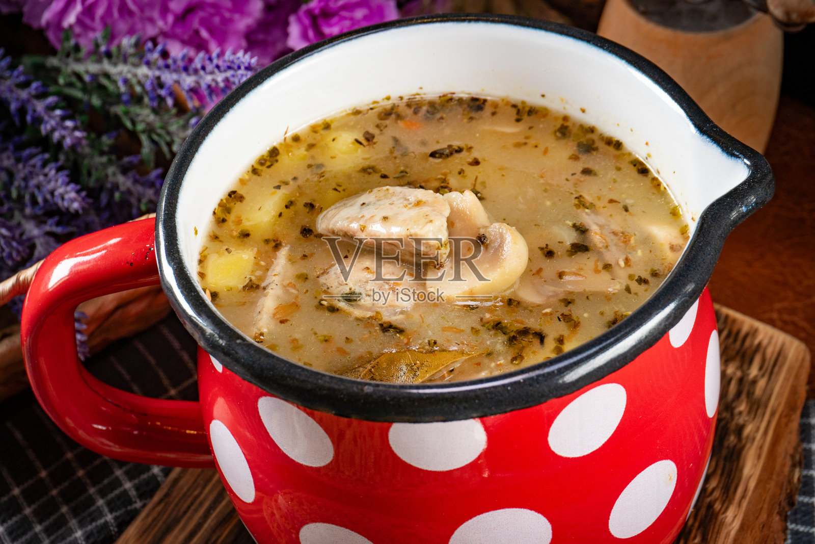 酸黑麦汤,配有白香肠和蘑菇块。照片摄影图片