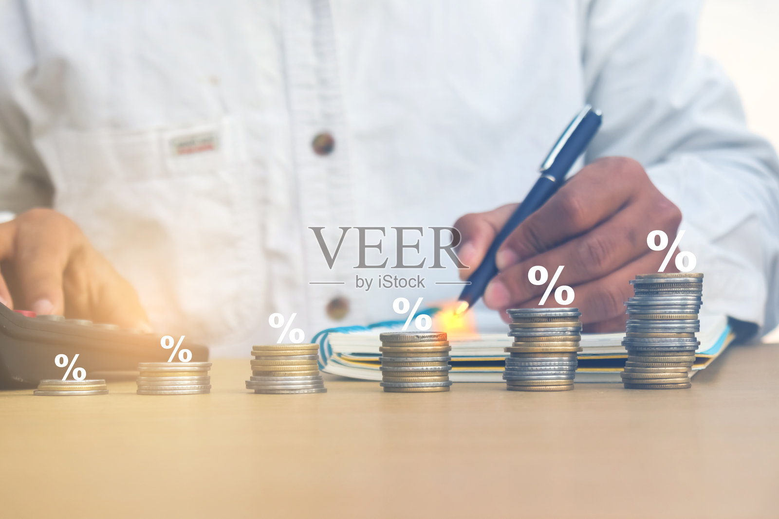 商人计算投资回报率(ROI)和投资回报率百分比,概念涉及股票市场、共同基金、定期投资计划(SIP)、加密货币和比特币的投资规划。照片摄影图片