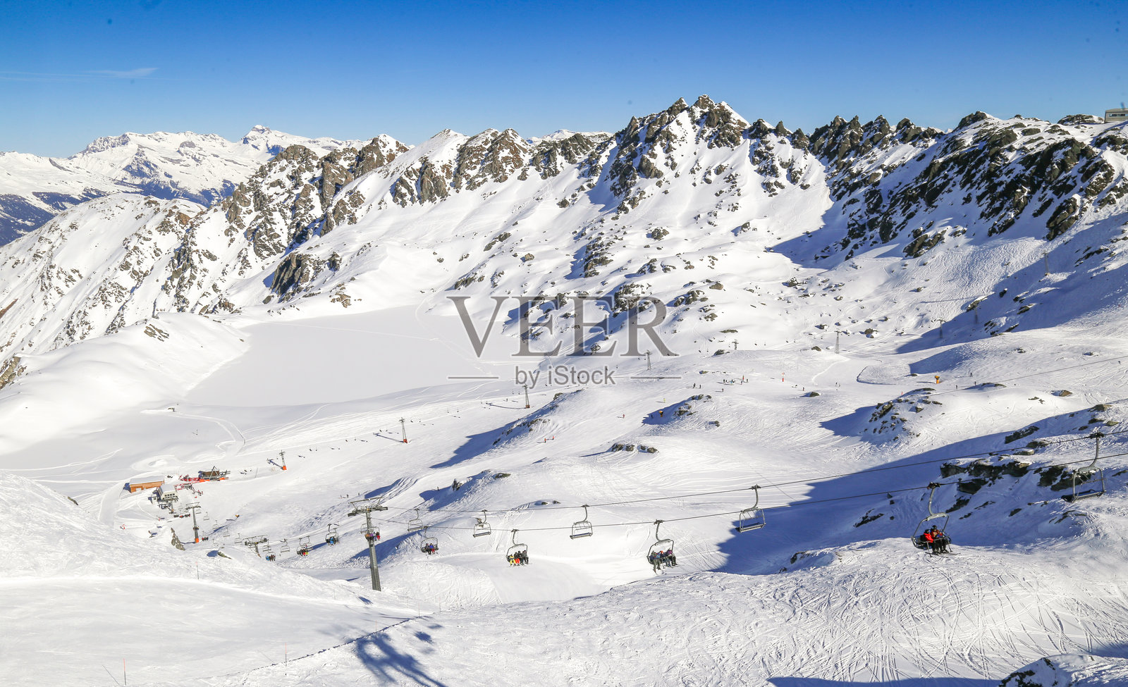 在瑞士韦尔比耶的欧洲阿尔卑斯山进行高山滑雪照片摄影图片