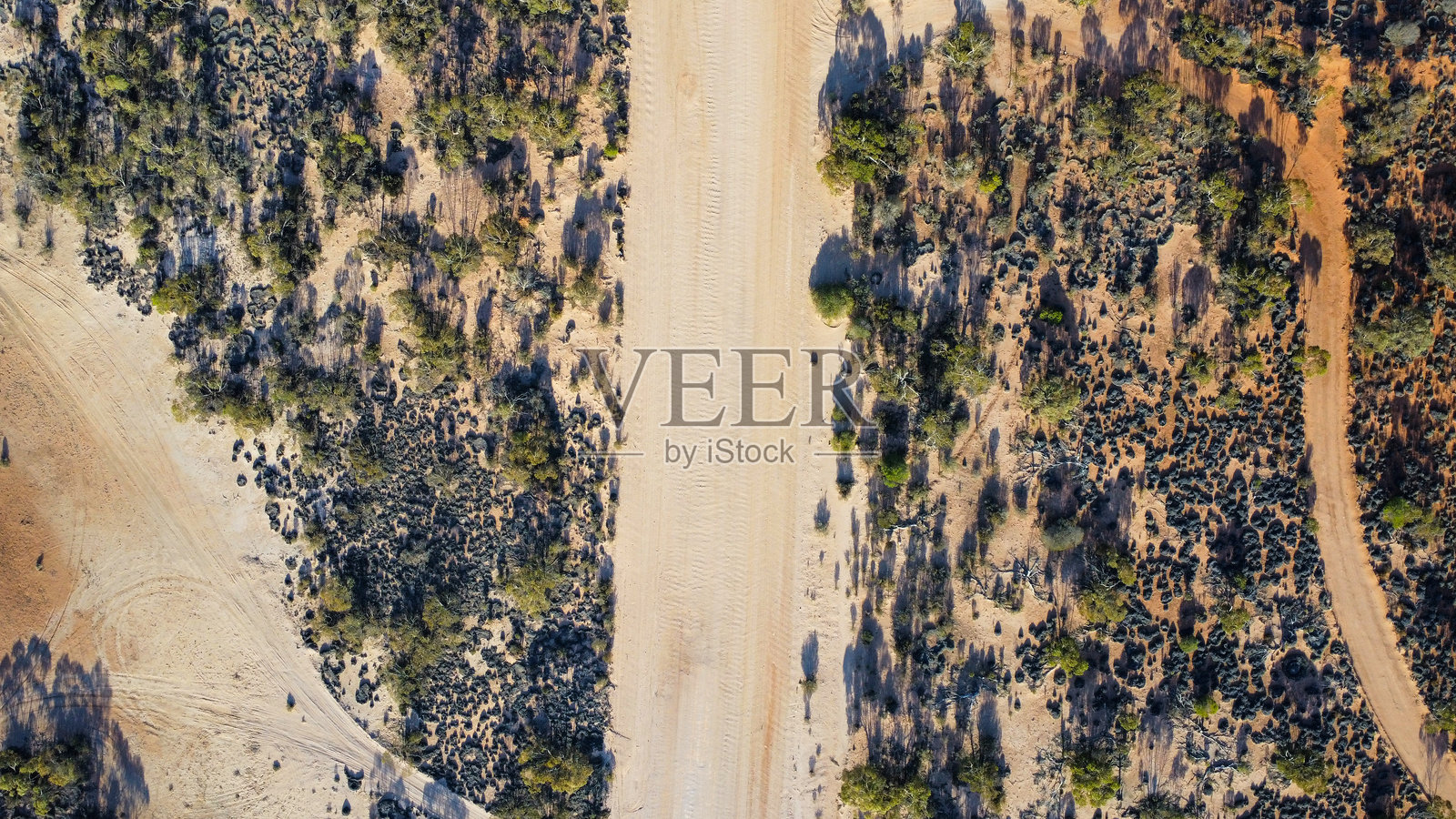 澳大利亚内陆及其干季植被的鸟瞰图照片摄影图片