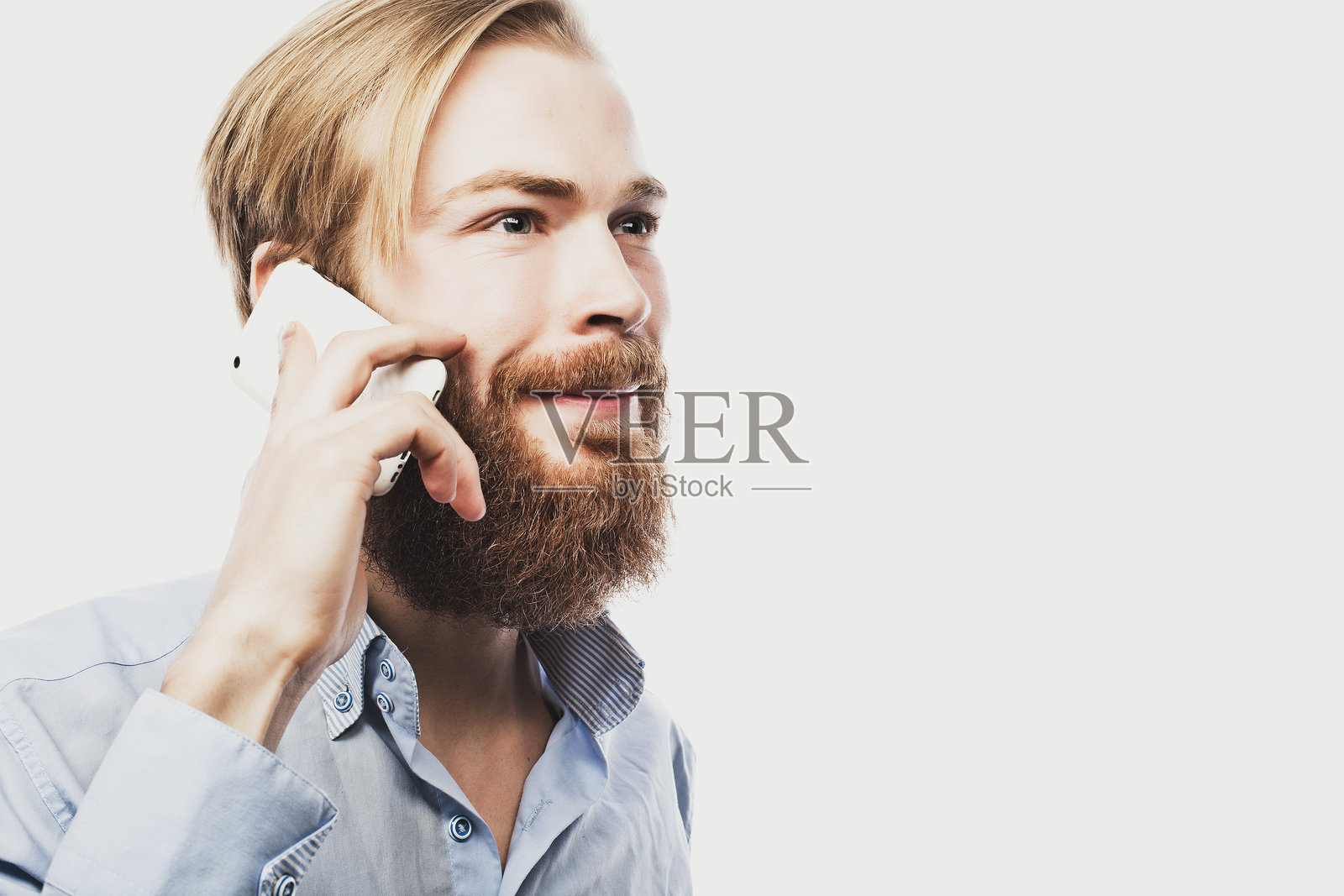 年轻男子在打手机照片摄影图片