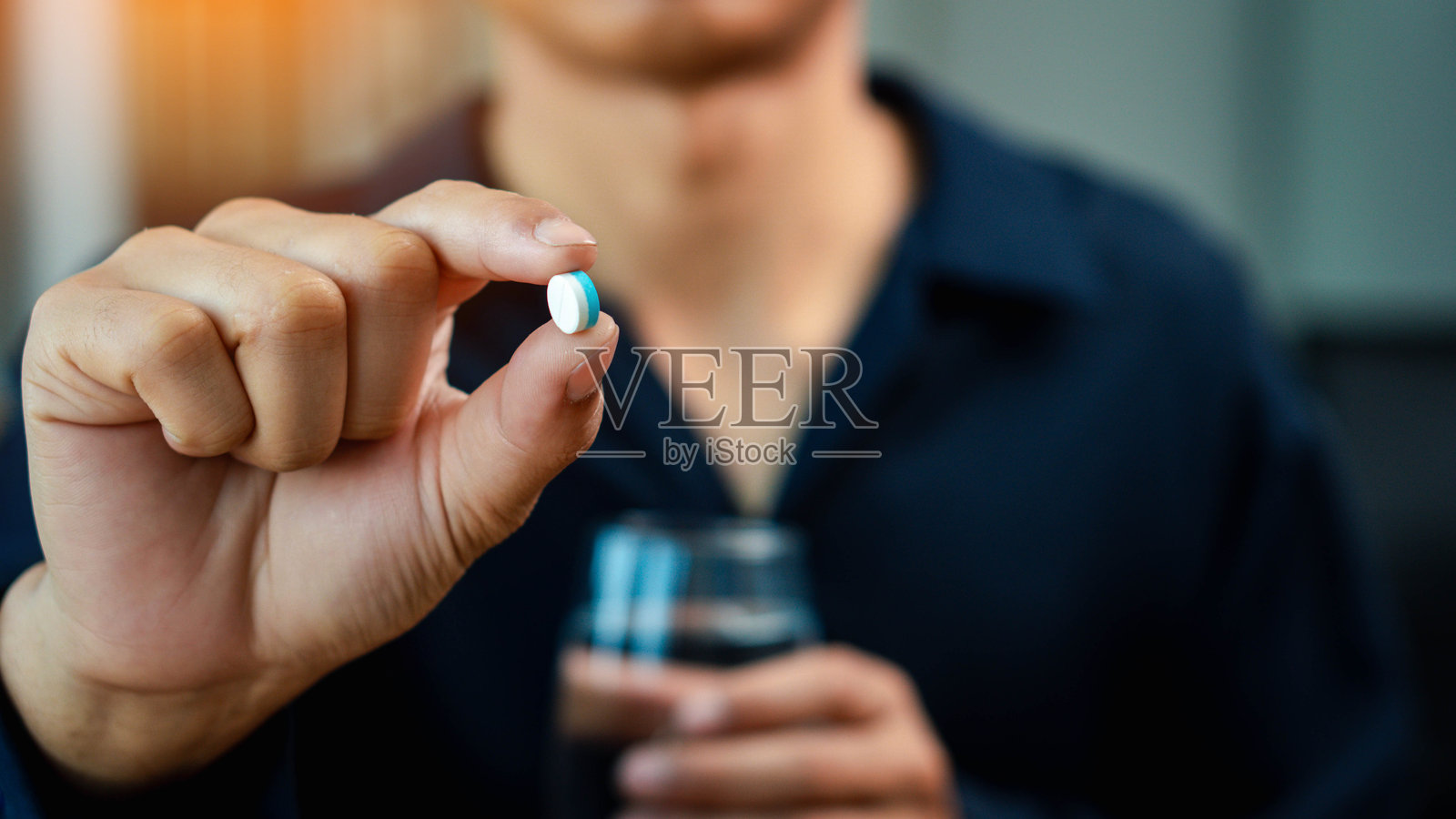 男性正在服用医生推荐的药物。照片摄影图片