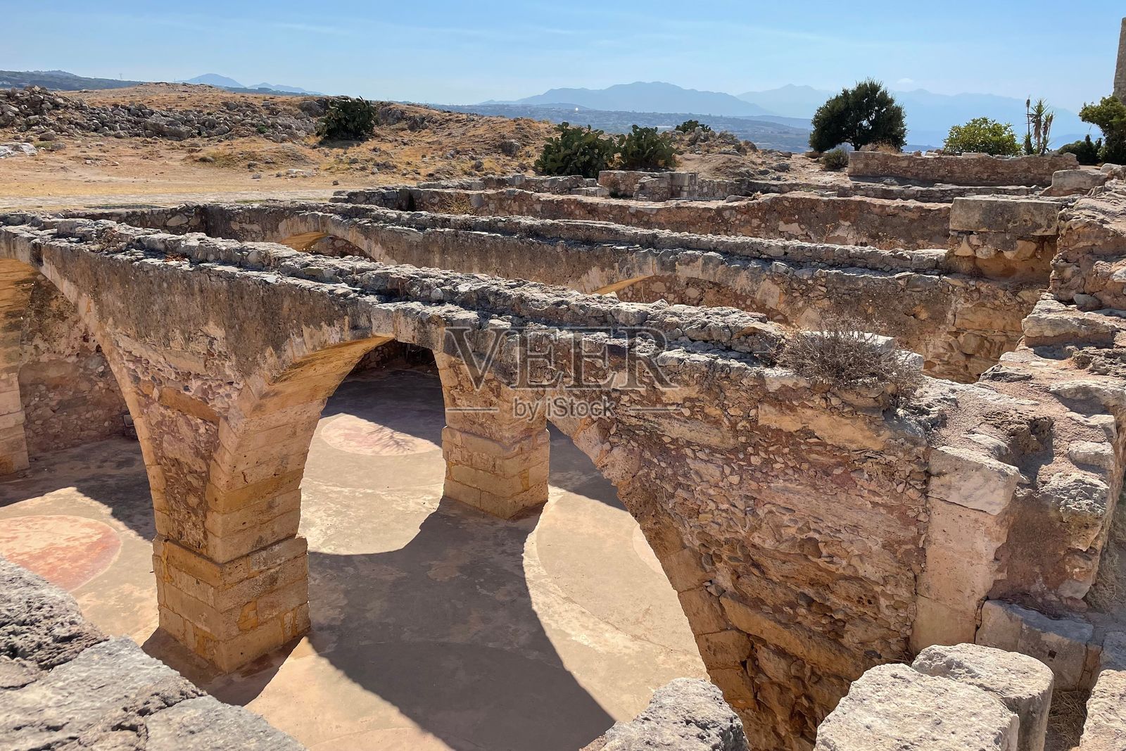 阳光照耀下的古老石拱门考古遗址照片摄影图片