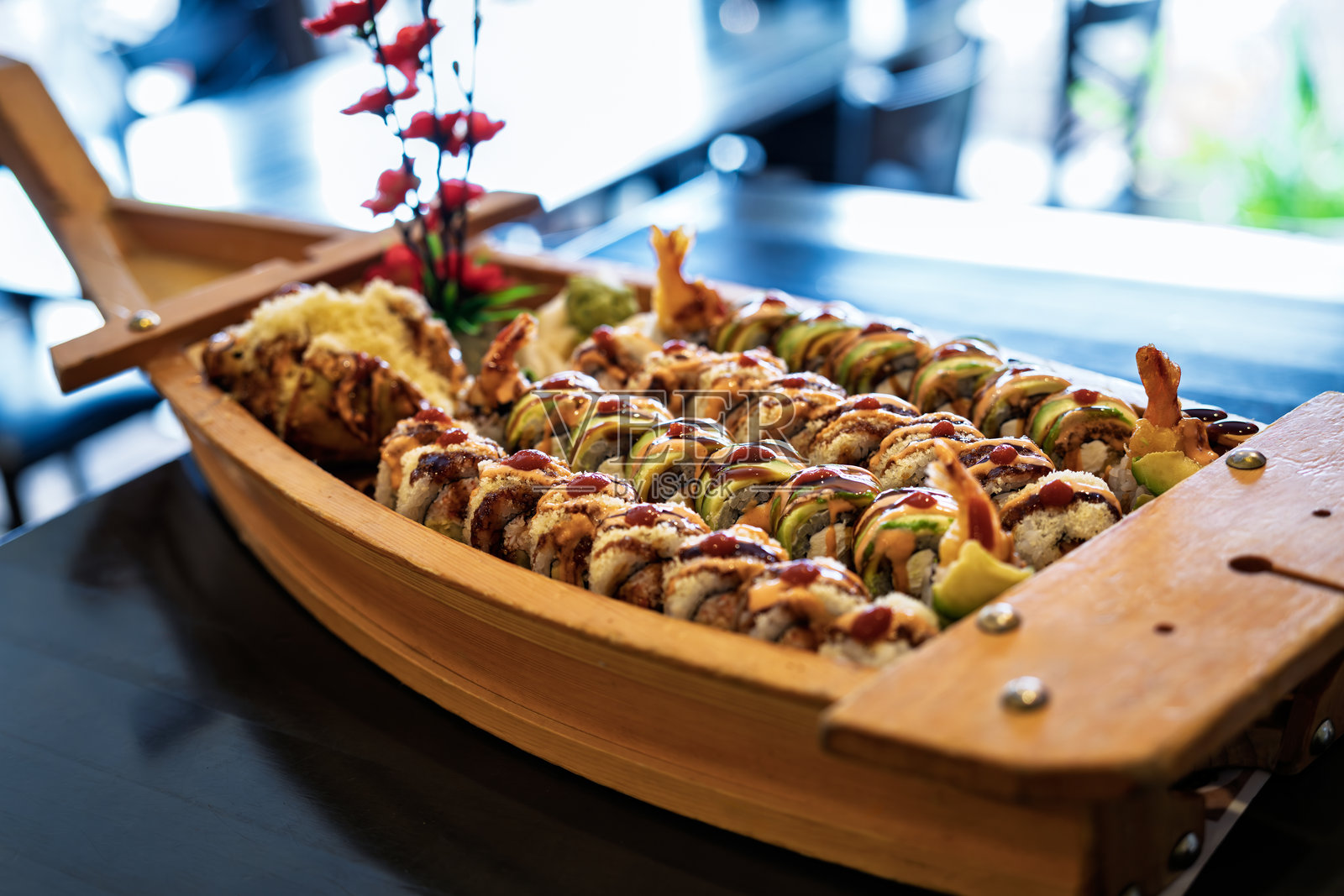 餐厅里的寿司船上的寿司卷照片摄影图片