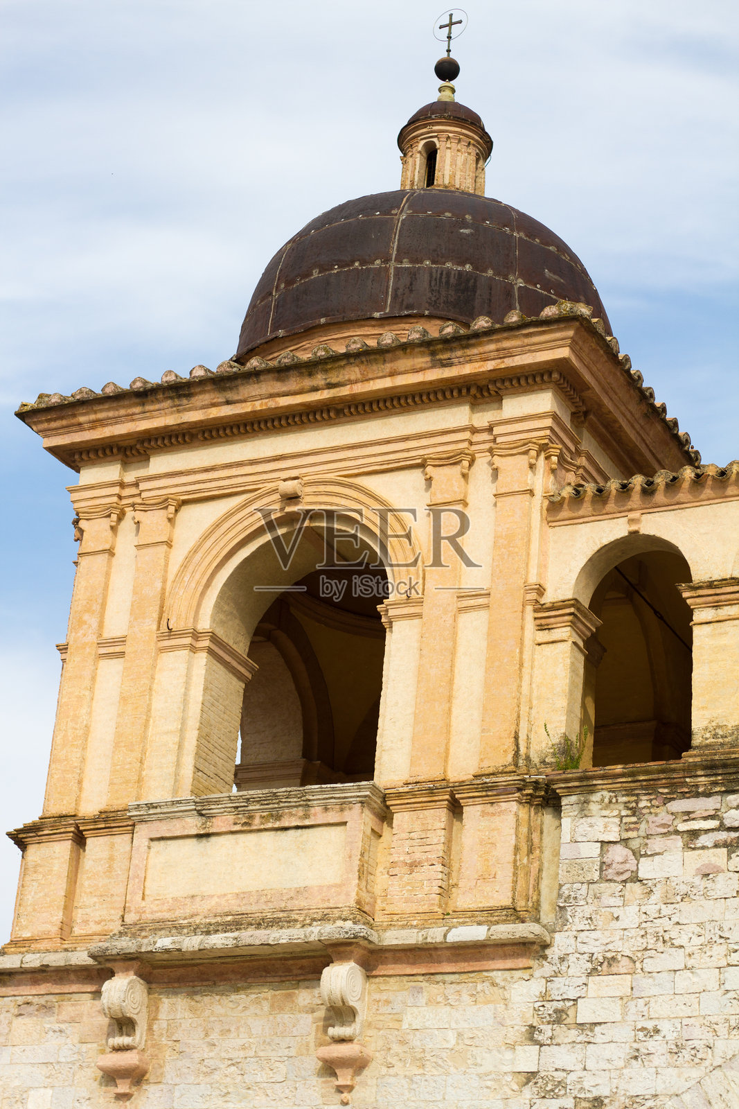 意大利阿西西:圣方济各大教堂钟楼照片摄影图片