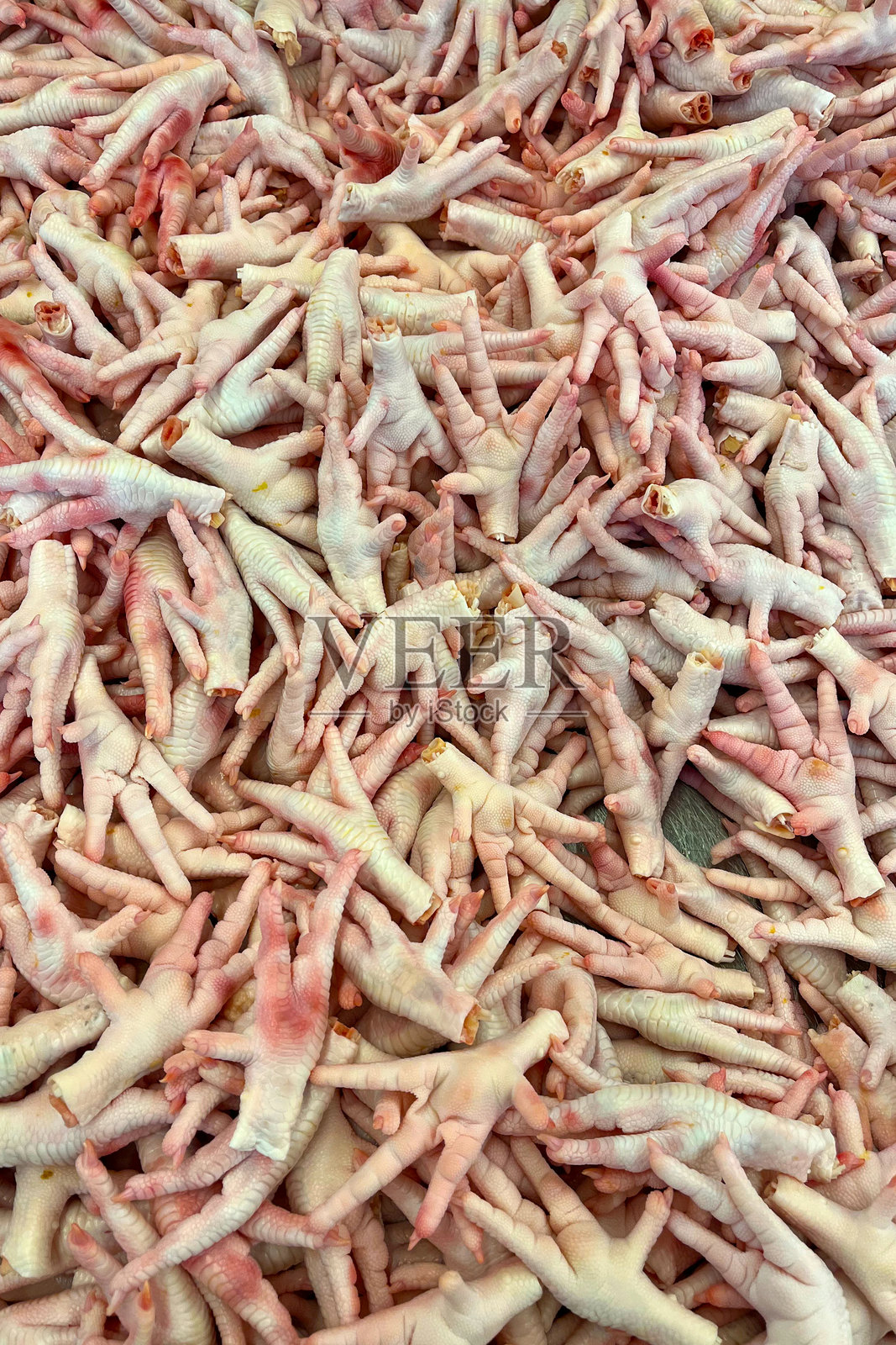 市场上的生鸡爪照片摄影图片