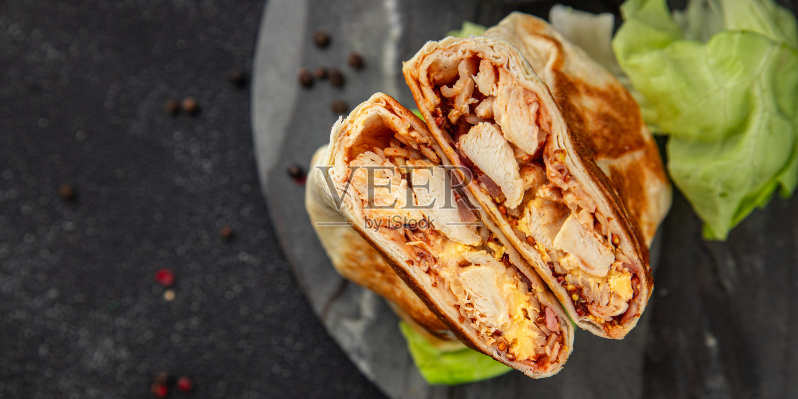 鸡肉和蔬菜的土耳其烤肉夹饼,快餐扁面包,鲜美可口的美食,豪华美食,桌面背景,乡村风格,俯视图,留白空间照片摄影图片