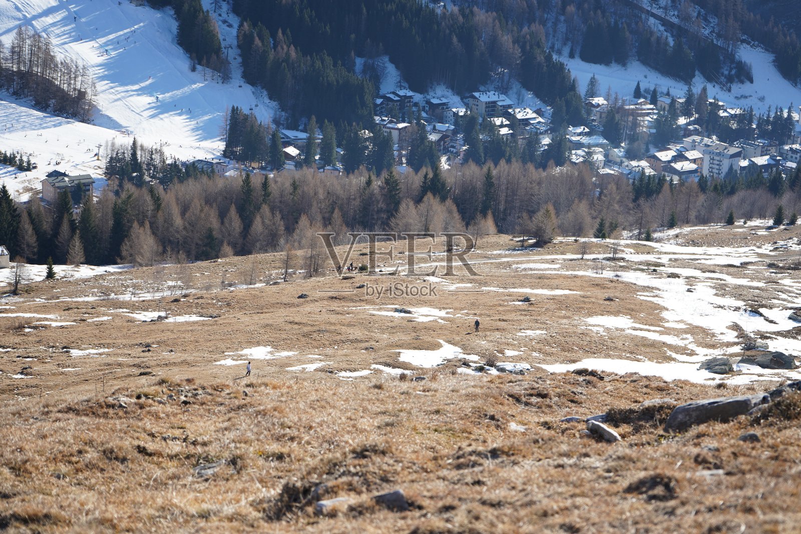 躺在山中照片摄影图片