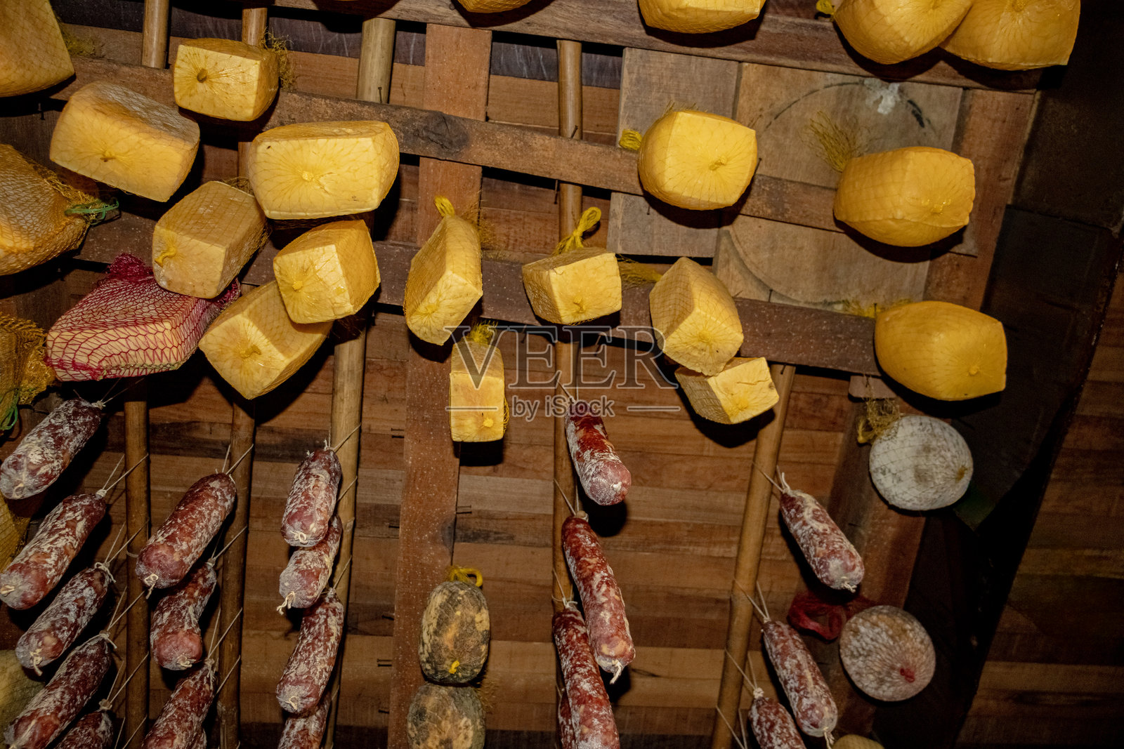 香肠和奶酪,传统农夫的地窖照片摄影图片