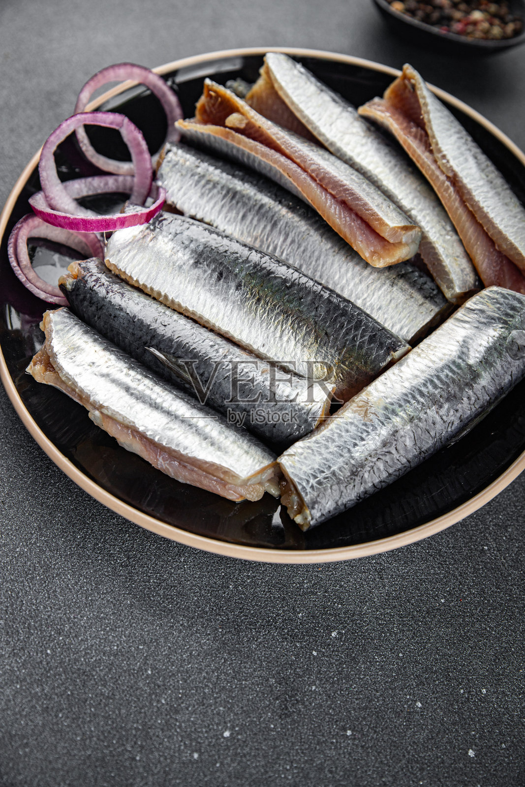 美味的盐腌沙丁鱼美食背景,桌面上的乡村风格食物俯视图,留白空间,素食者和海鲜饮食。照片摄影图片