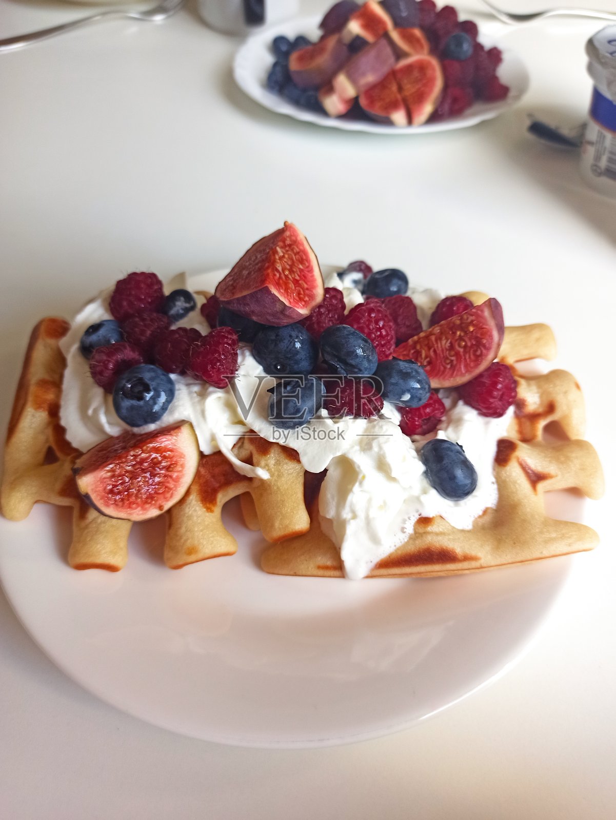 自制华夫饼配上鲜奶油照片摄影图片