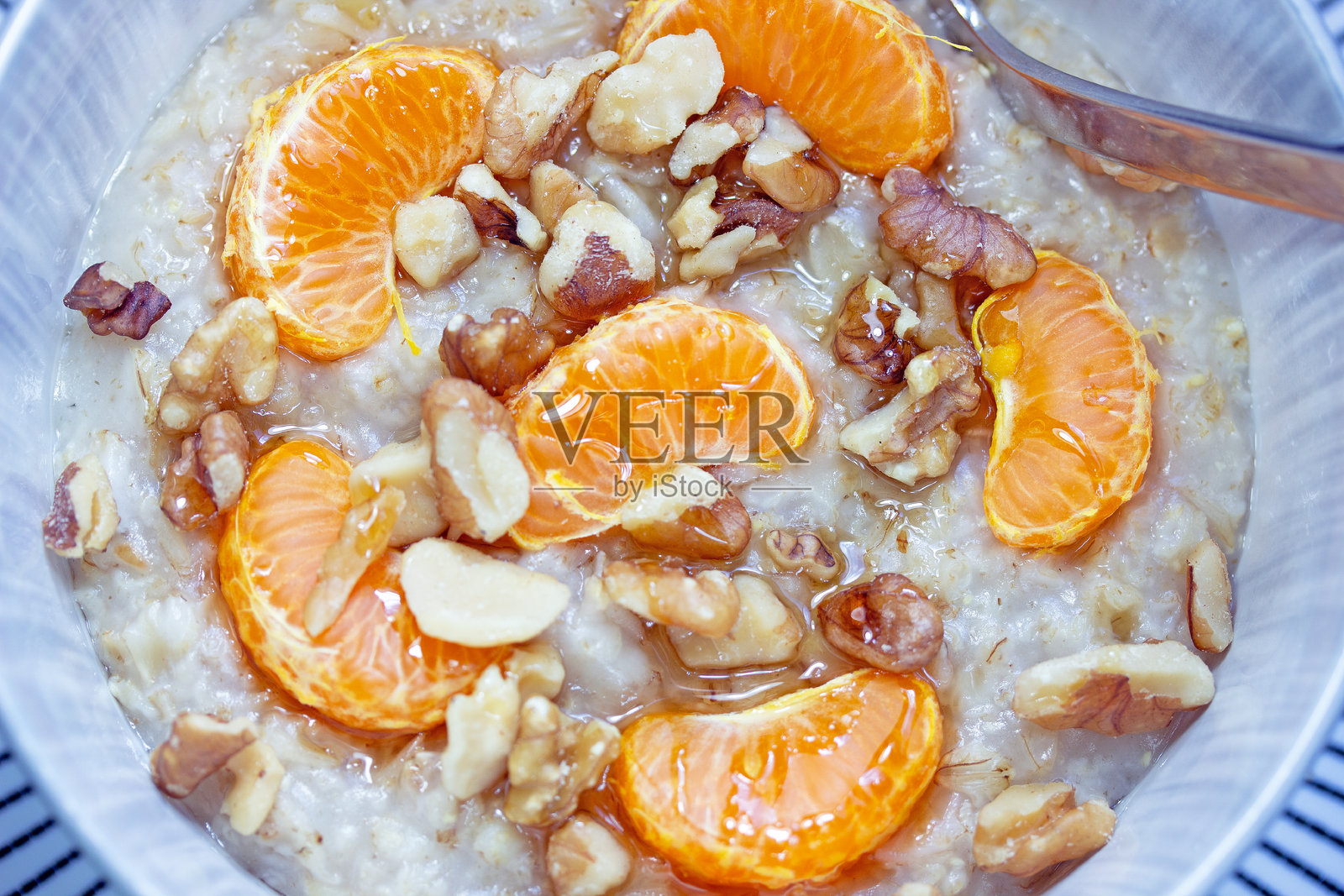 燕麦核桃橙子蜂蜜早餐谷物照片摄影图片