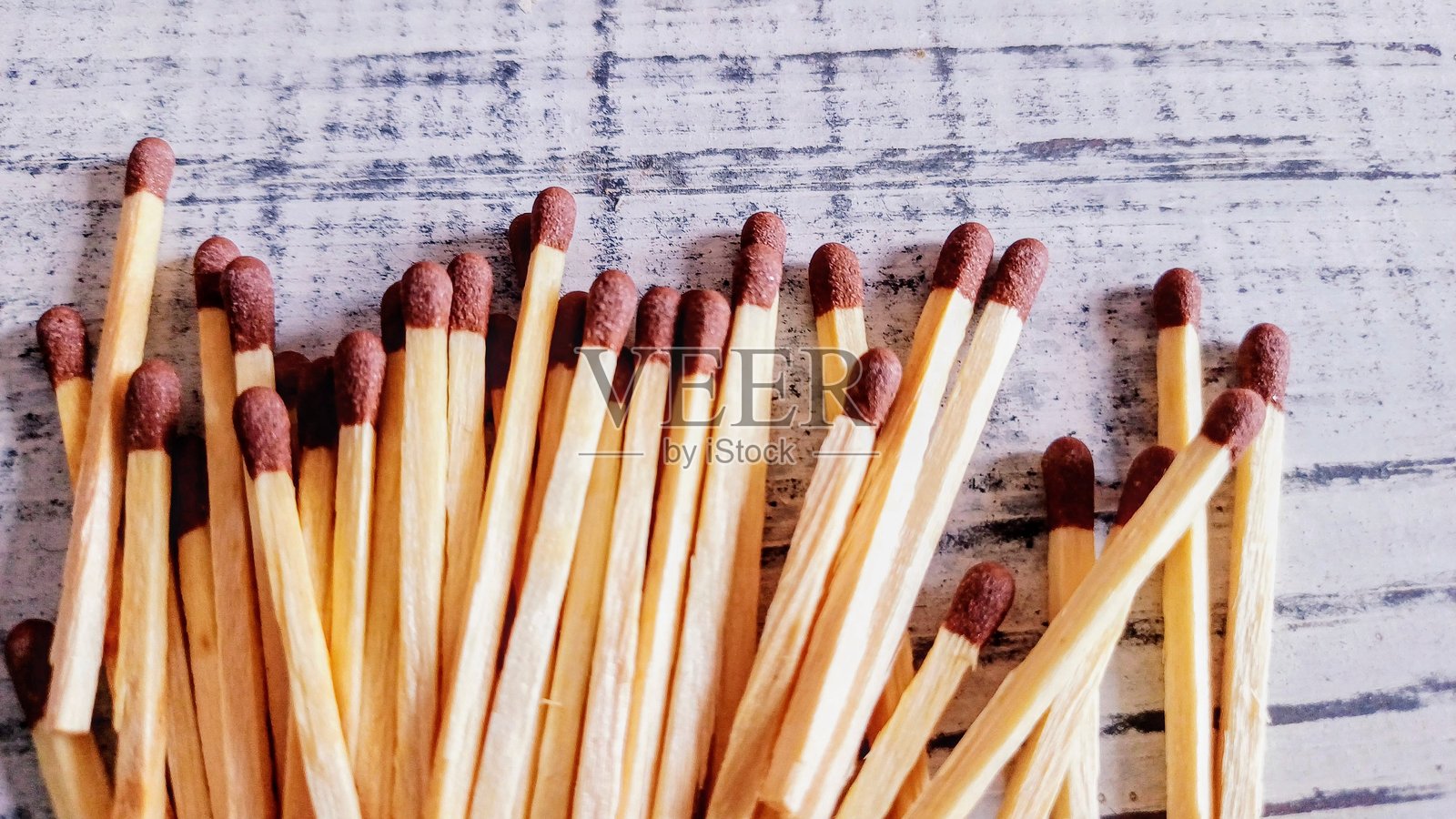 木质背景上的火柴棒照片摄影图片