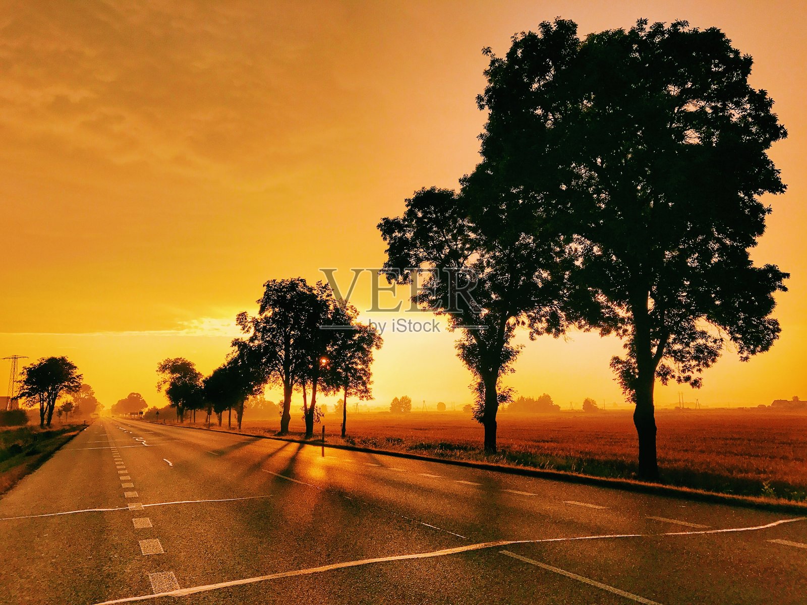 日落时阳光照射下的道路照片摄影图片