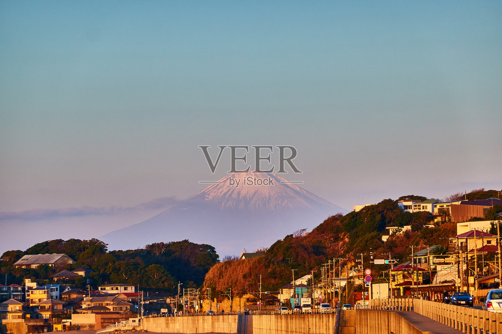 日出时分,雪山与天空的美丽景色照片摄影图片