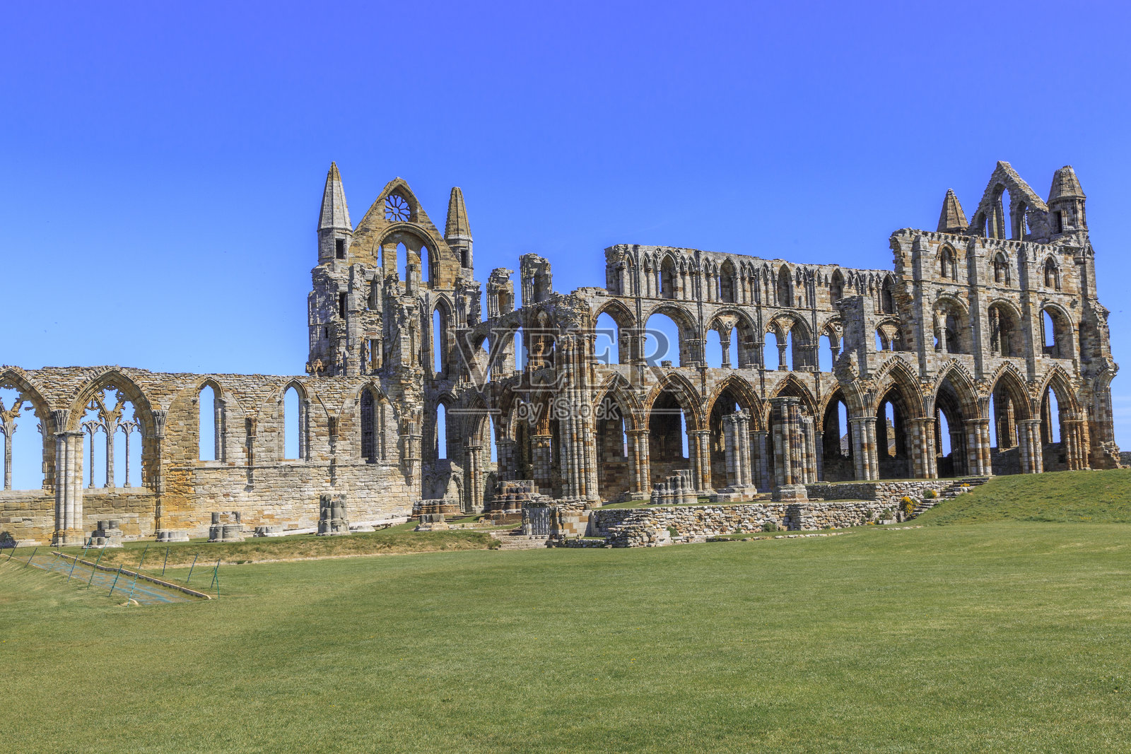 英格兰,北约克郡,惠特比。北海,东崖。英格兰遗产地,本笃修道院遗址,惠特比修道院,修道院。早期英诗人凯德蒙的灵感来源,以及布拉姆·斯托克的哥特式小说《德古拉》的灵感来源。照片摄影图片