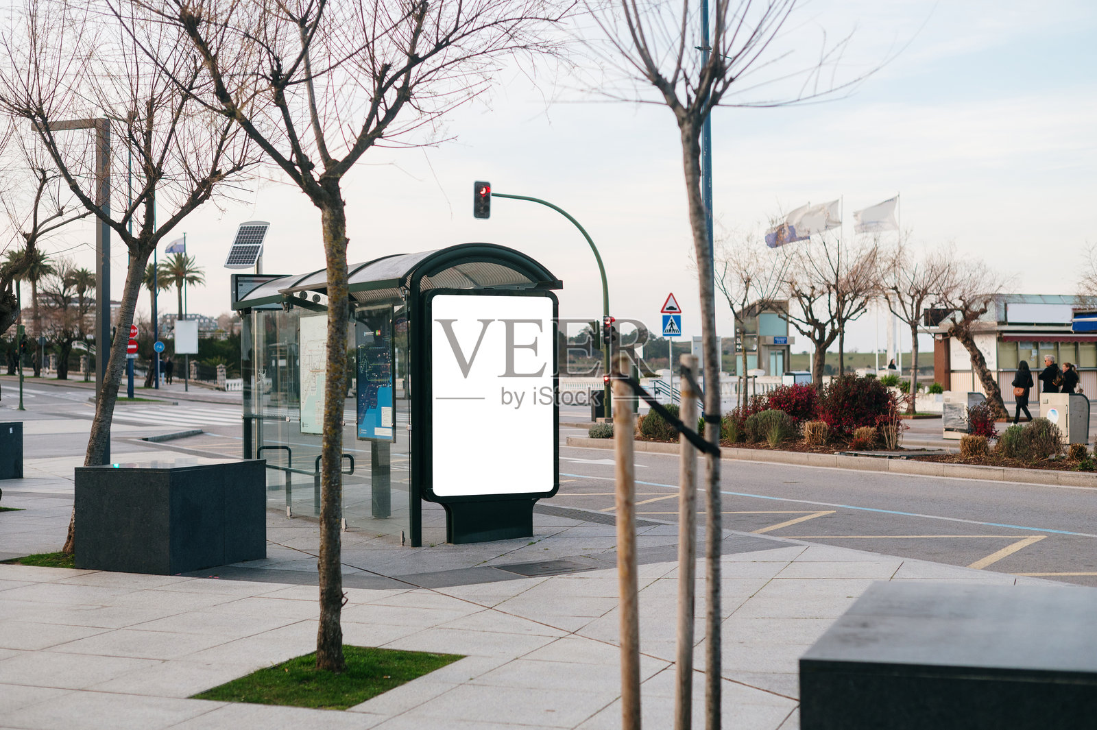 公交车站与空白广告牌照片摄影图片