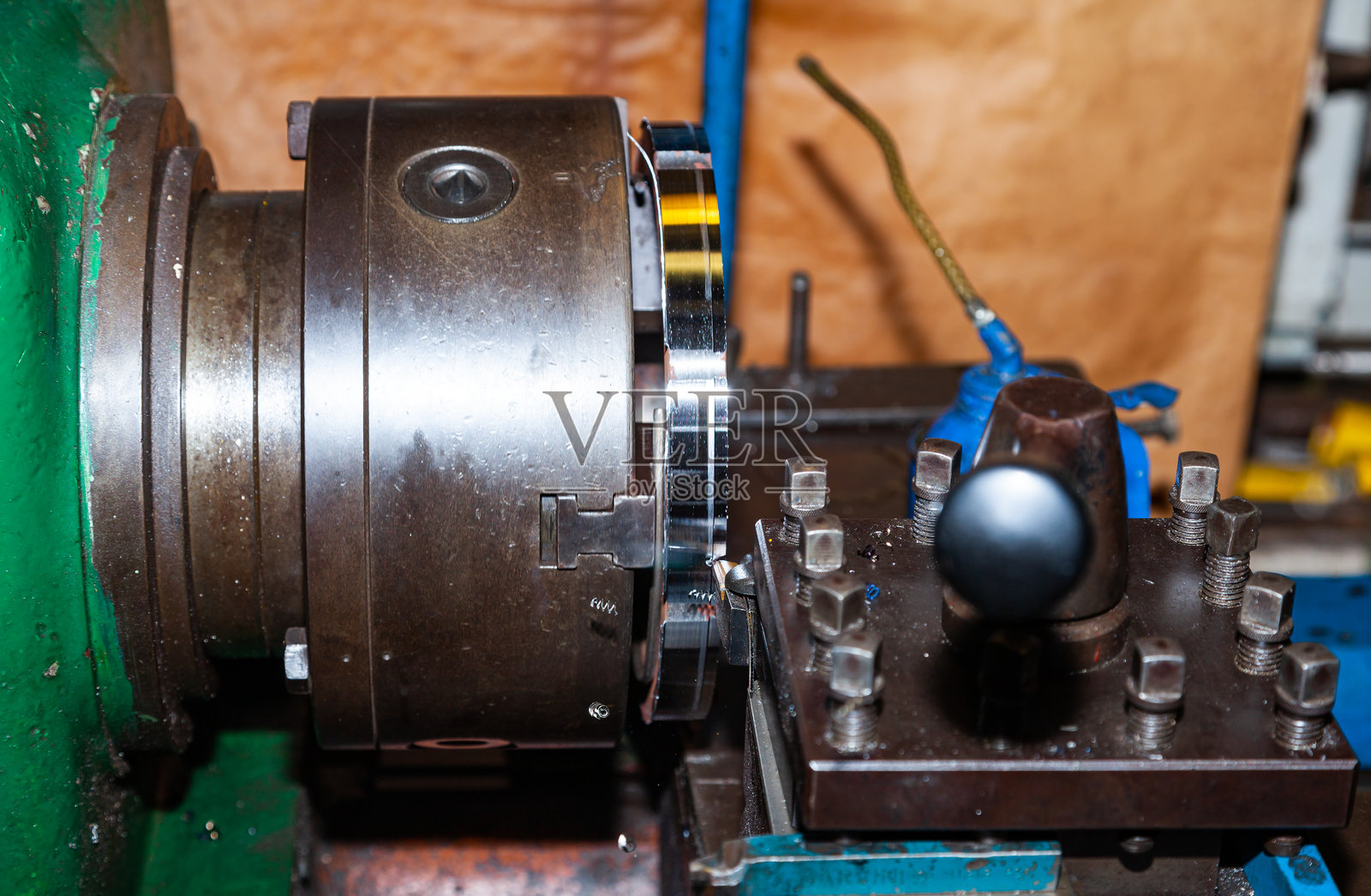 在车床上用刀具加工钢坯。照片摄影图片