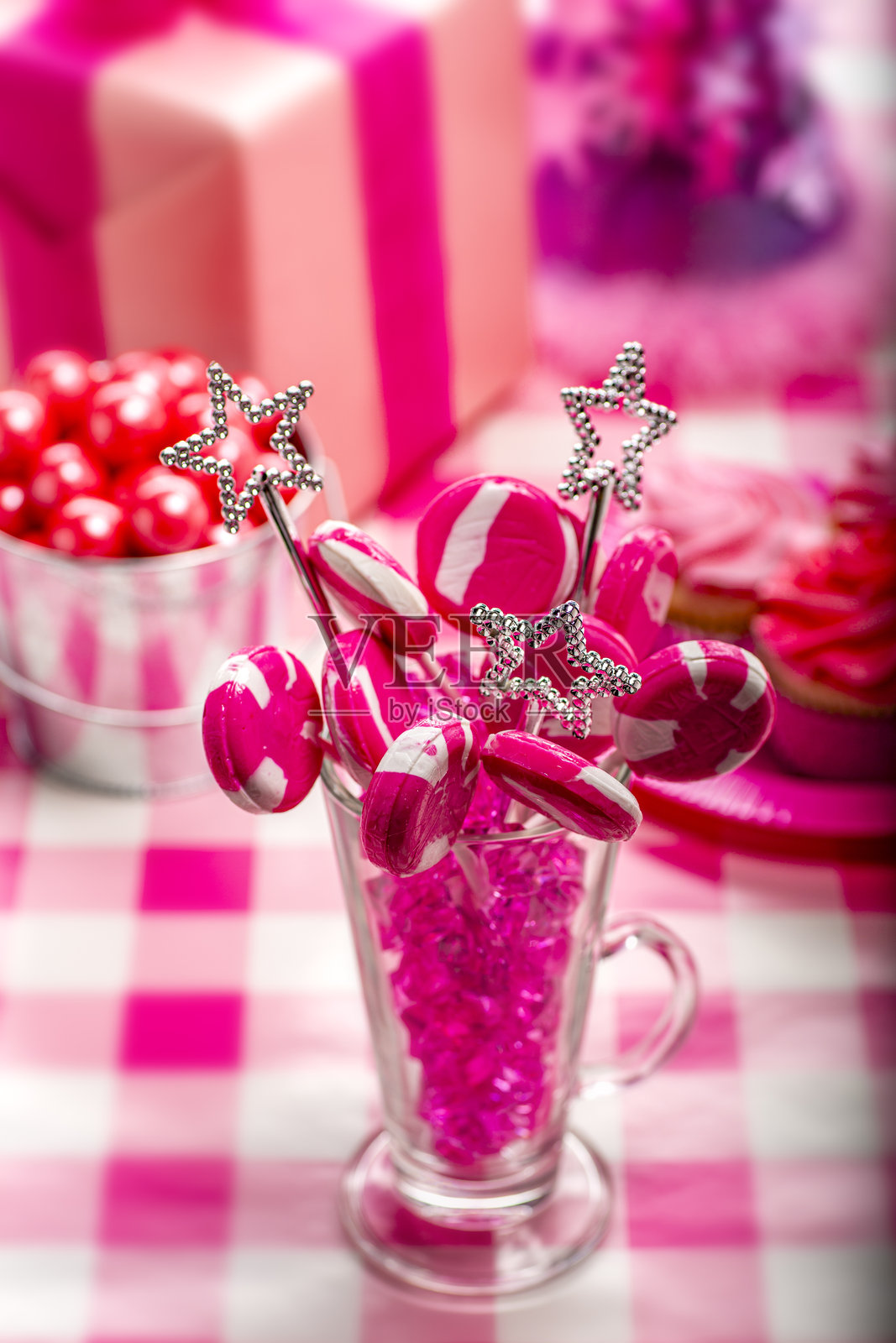 公主的粉色生日派对装饰和糖果照片摄影图片