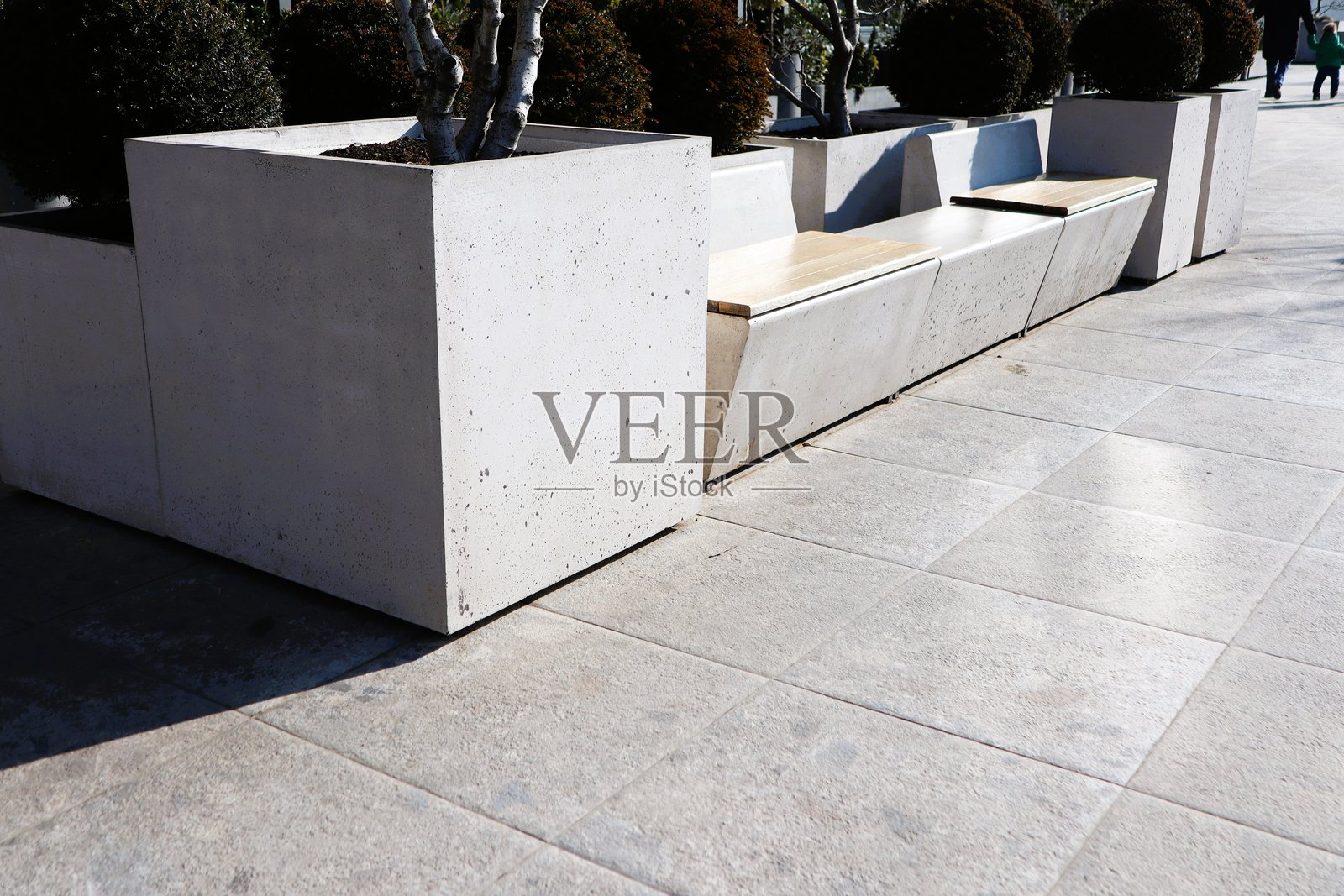 探索现代城市景观设计技巧,搭配时尚的混凝土花盆和元素照片摄影图片