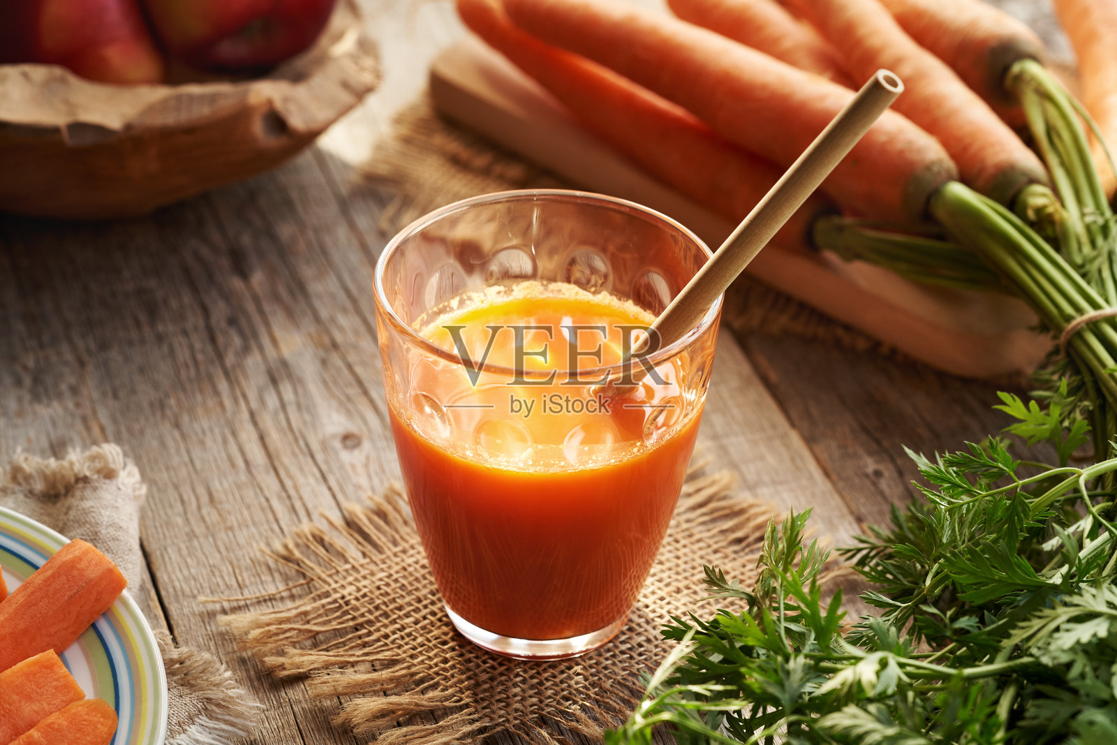 一杯新鲜的胡萝卜汁,配有生态竹吸管照片摄影图片