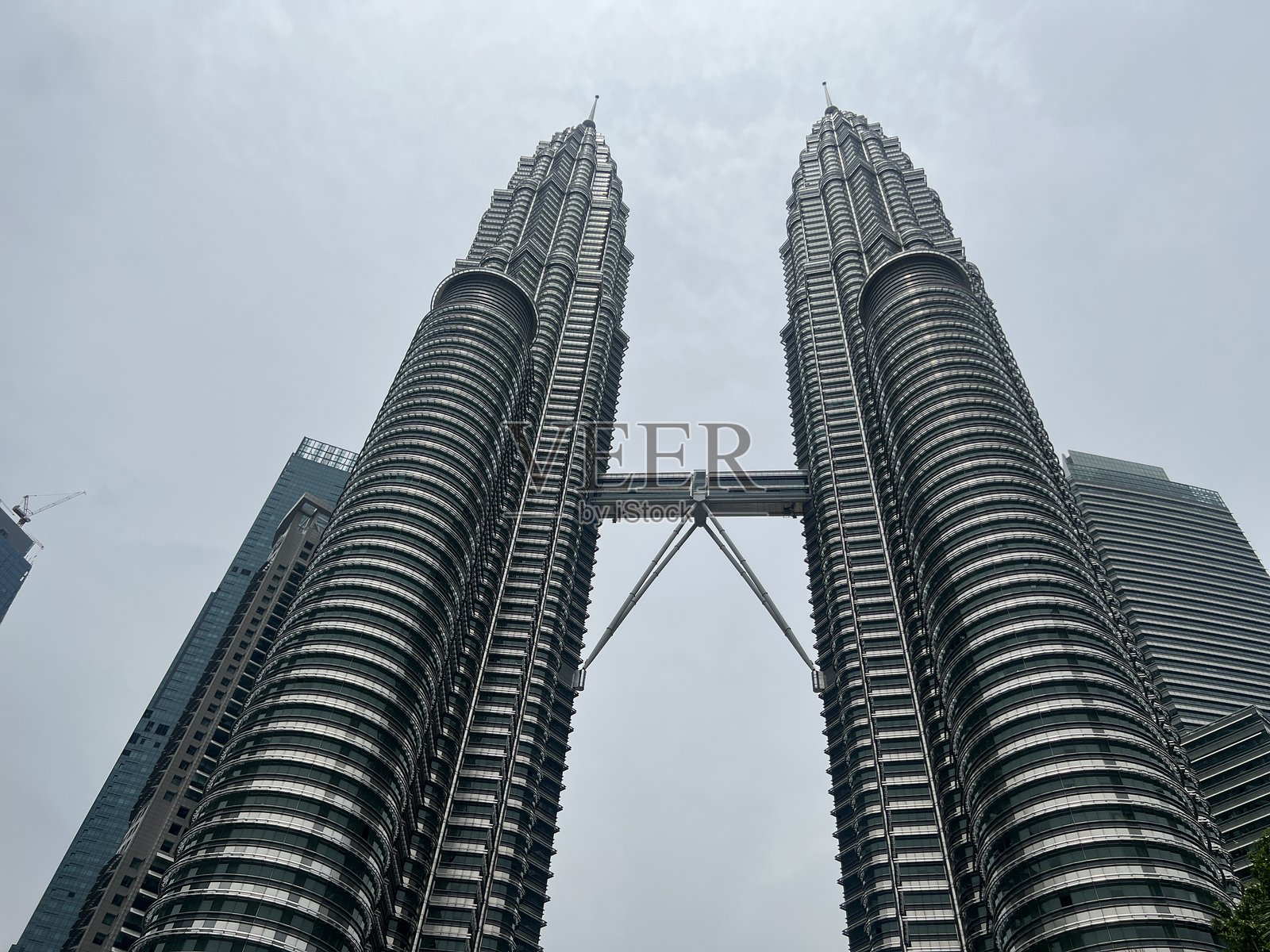 马来西亚吉隆坡 - 2023年8月10日 - 吉隆坡的双子塔天际线,世界上最高的双子建筑。照片摄影图片