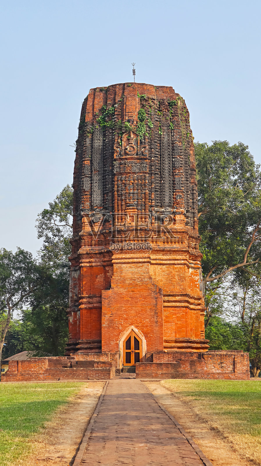 古老的陶土西德赫斯瓦尔寺的正面立面,展示了精美的细节,位于印度西孟加拉邦的比什努普尔巴胡拉拉。照片摄影图片