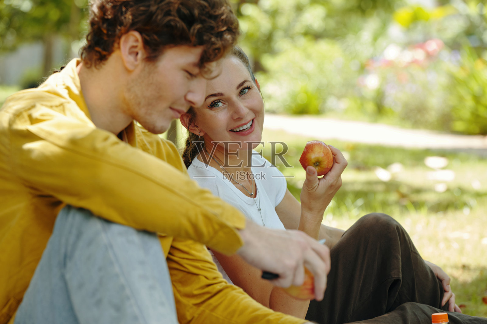 快乐的情侣在户外共度时光照片摄影图片