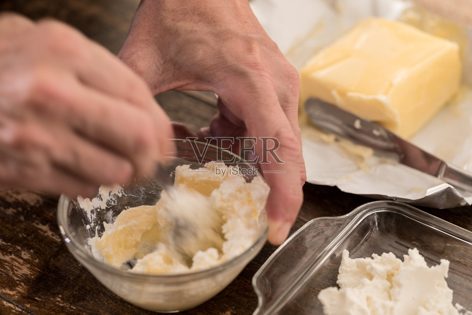 黄油板准备,软化的黄油与软奶酪照片摄影图片