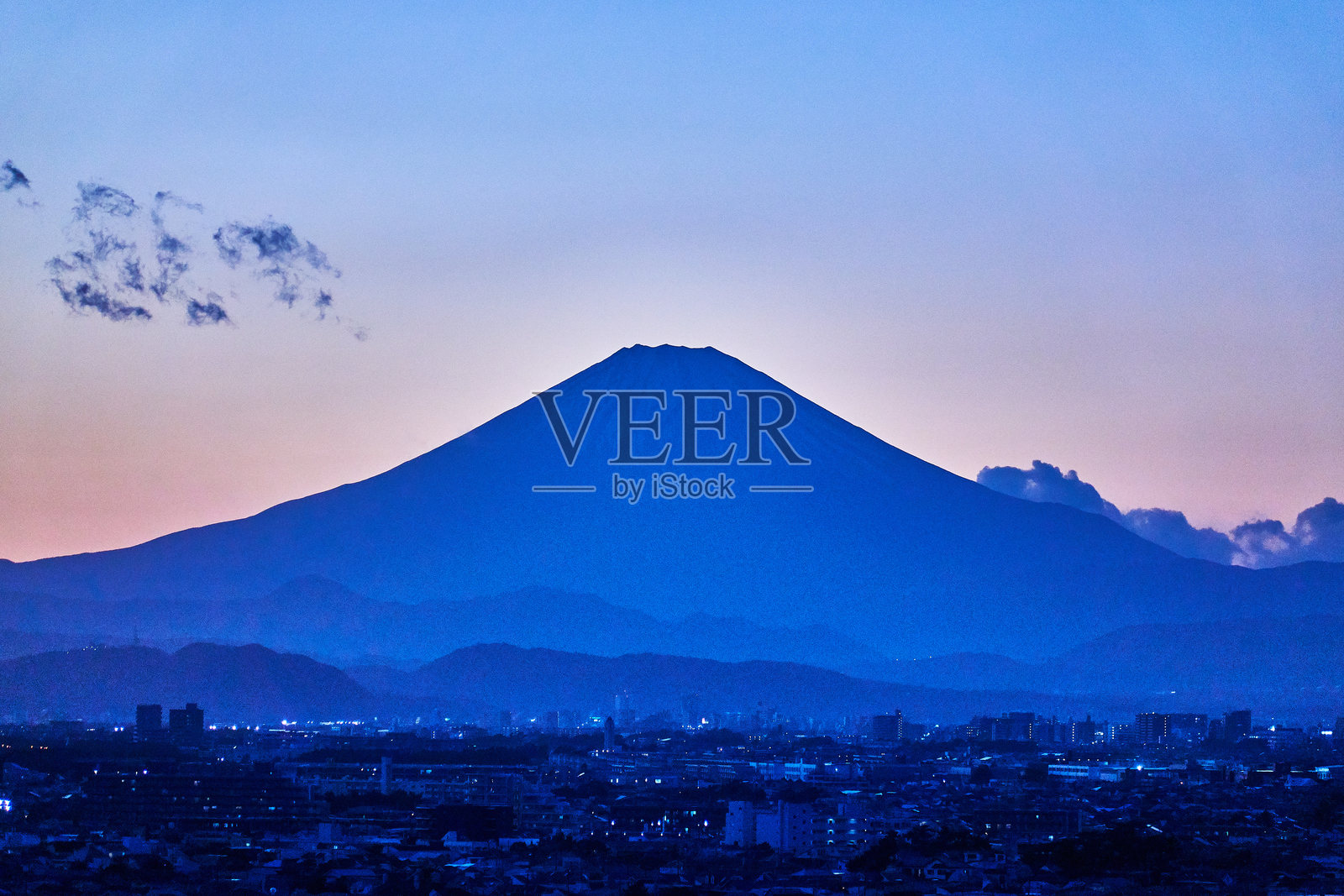 日出时分,火山山脉的壮丽景色与戏剧性的天空相映成趣。照片摄影图片