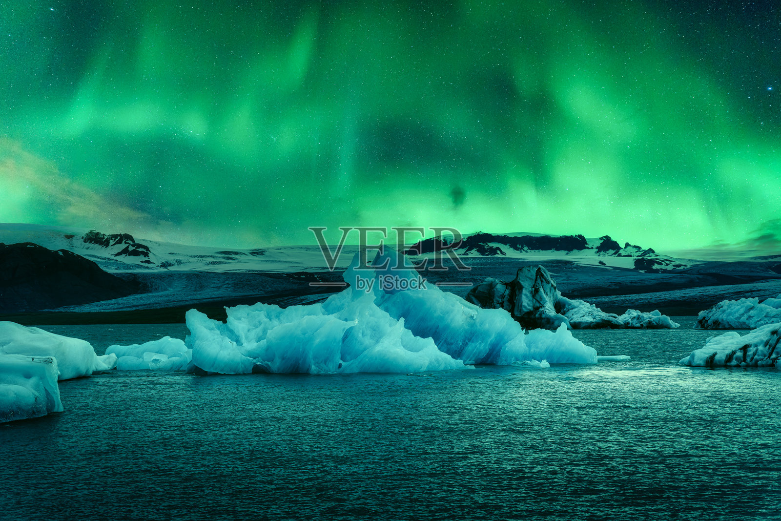 极光,北极光在约库萨尔龙冰川湖的抽象冰山上闪烁照片摄影图片