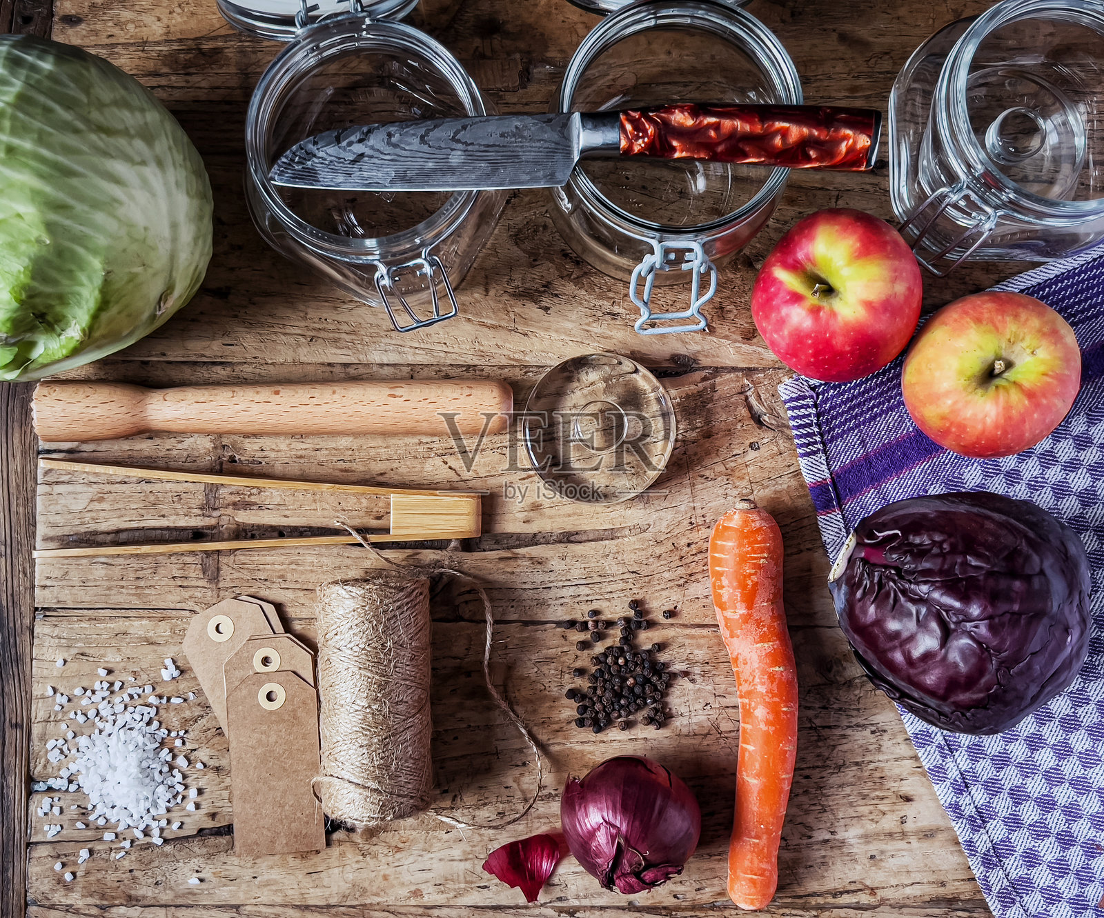 乡村厨房里的蔬菜和苹果照片摄影图片