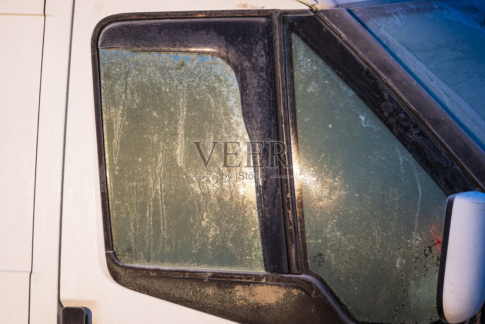 英国的霜雪覆盖的面包车门把手和窗户照片摄影图片