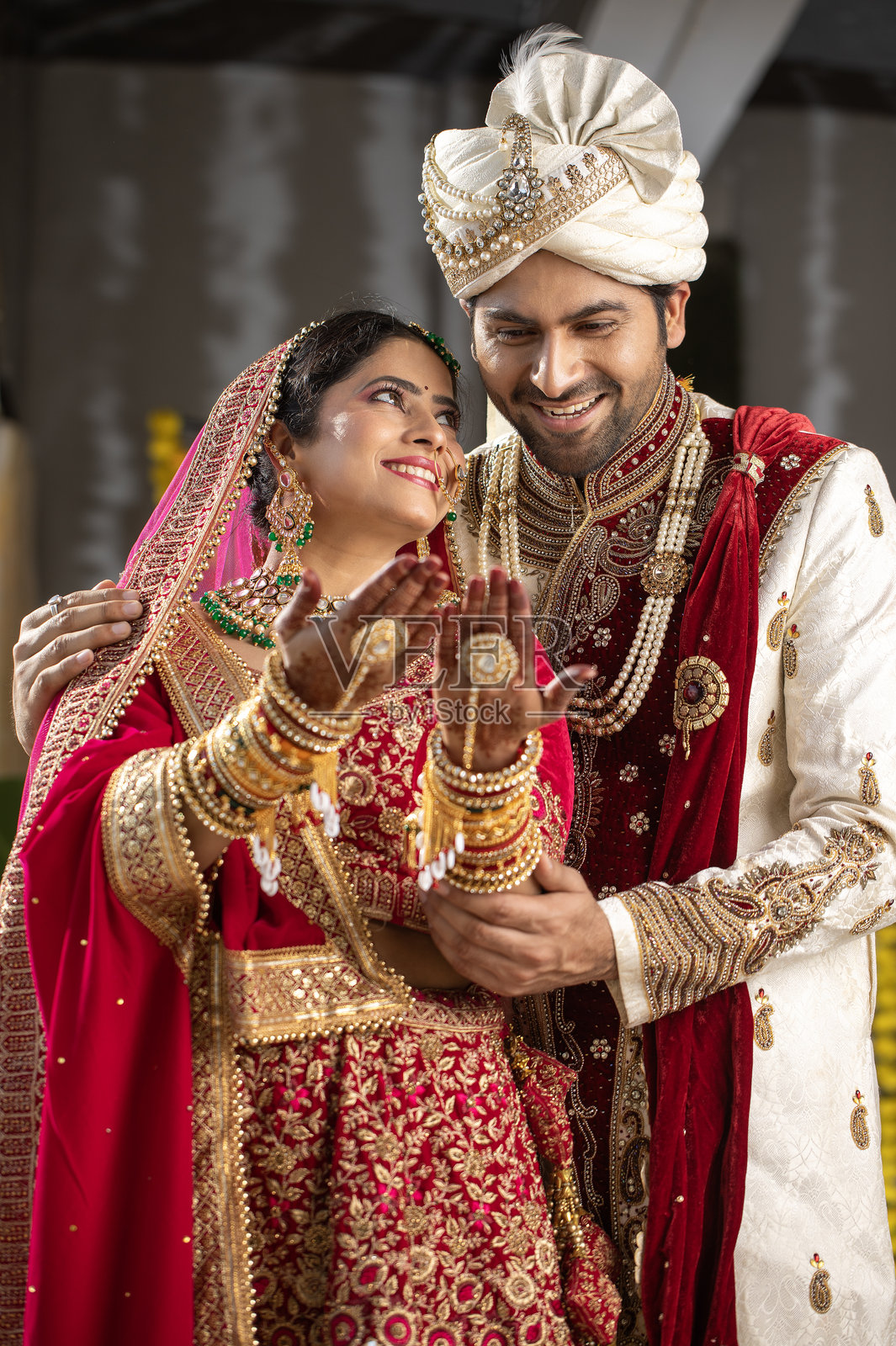 新郎在婚礼仪式上注视新娘的手照片摄影图片